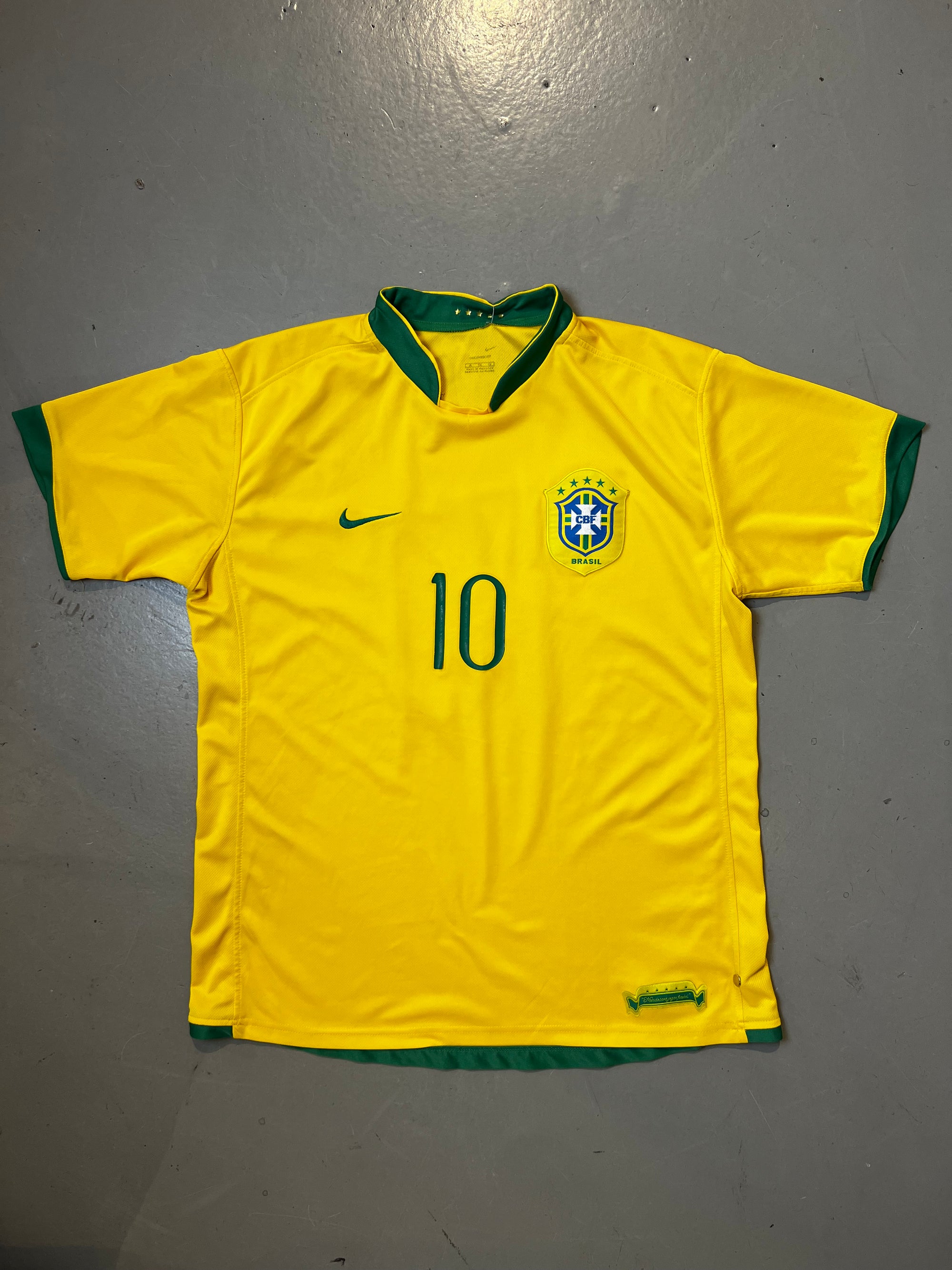 Produkt Bild bin von Nike Brasilien Trikot auf grauem Boden
