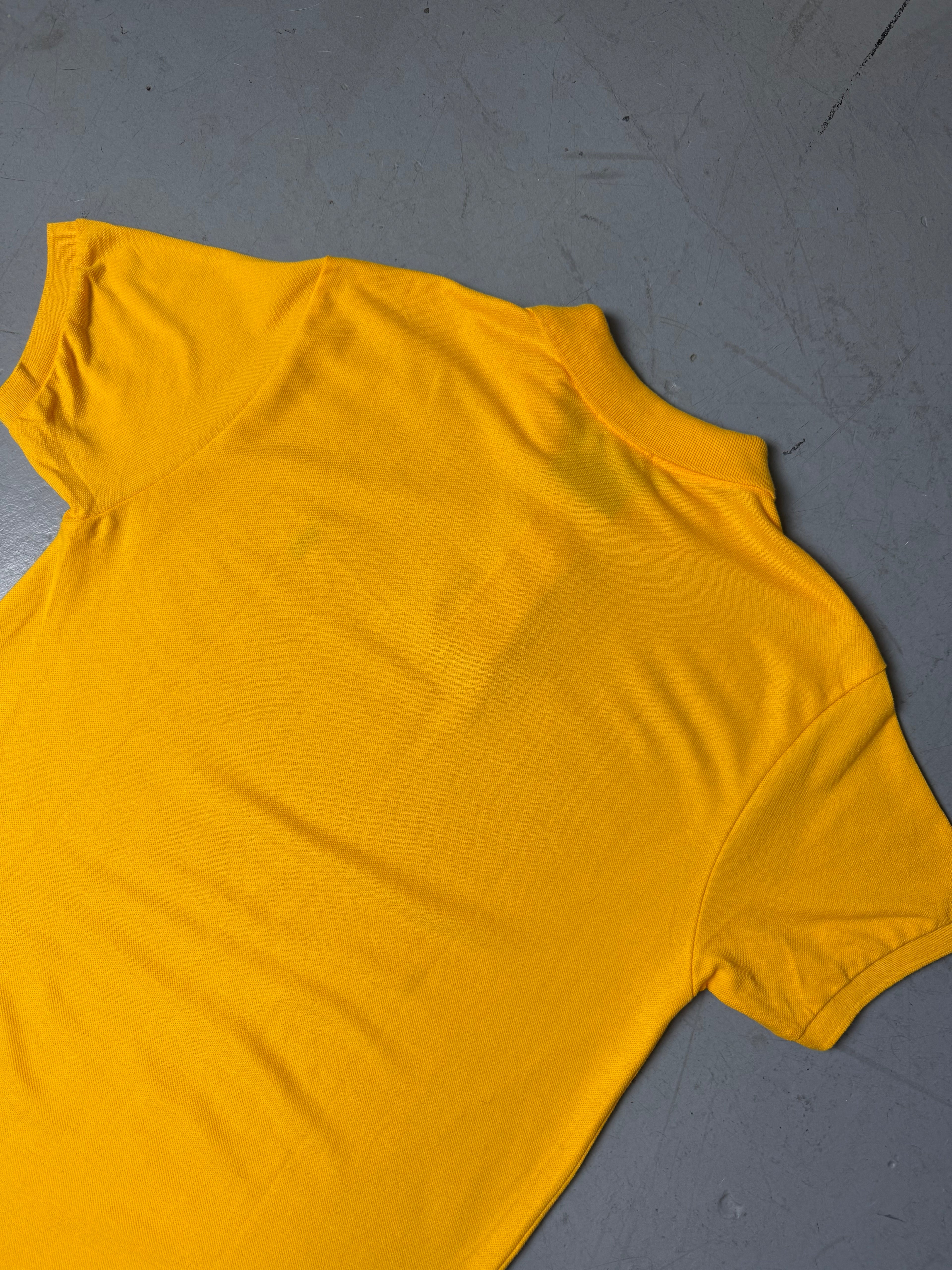 Ein gelbes Polo von Ralph Lauren mit blauem Reiter auf der Brust in L