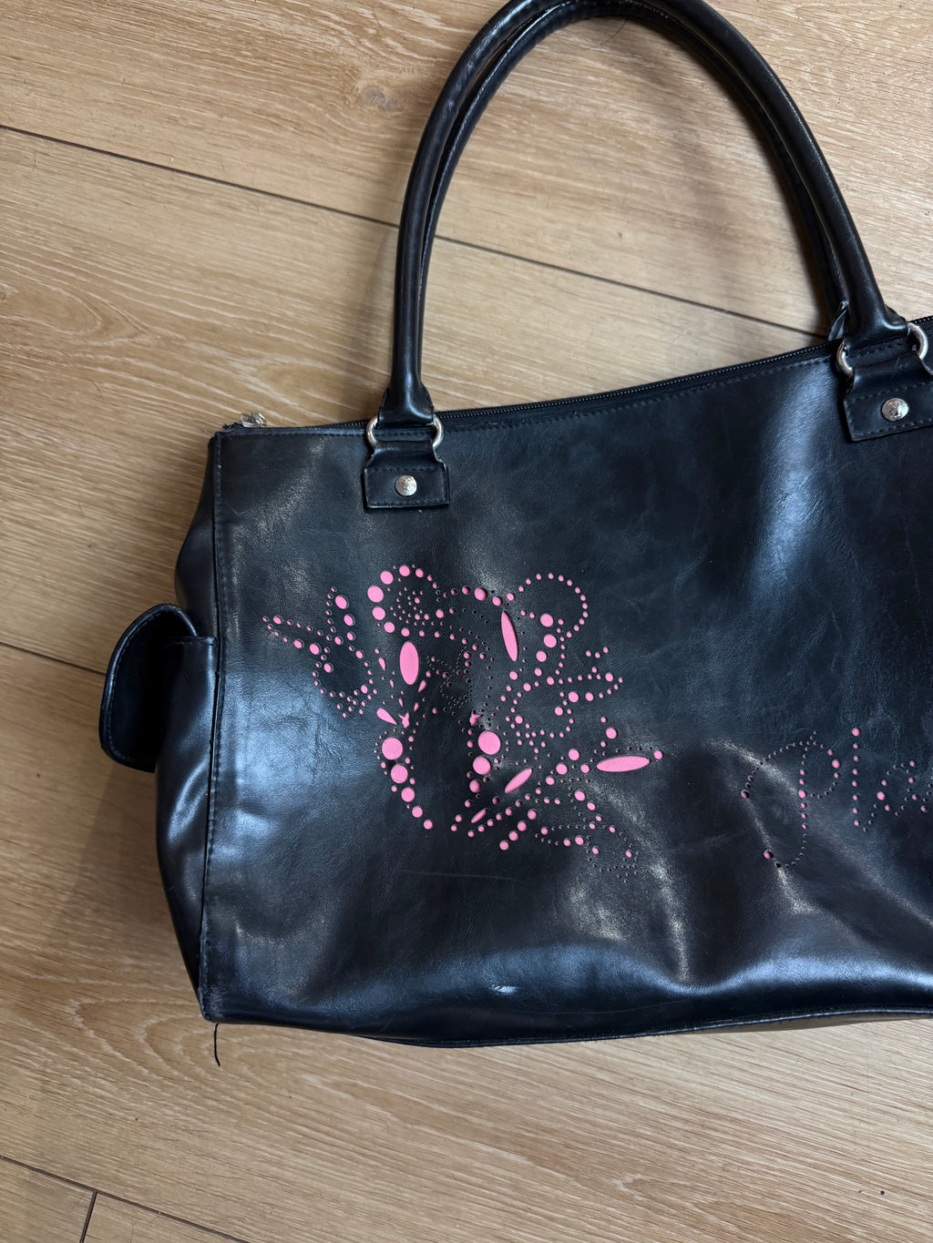 Detailbild von einer Vintage Playboy Black Bag with Pink Details von vorne