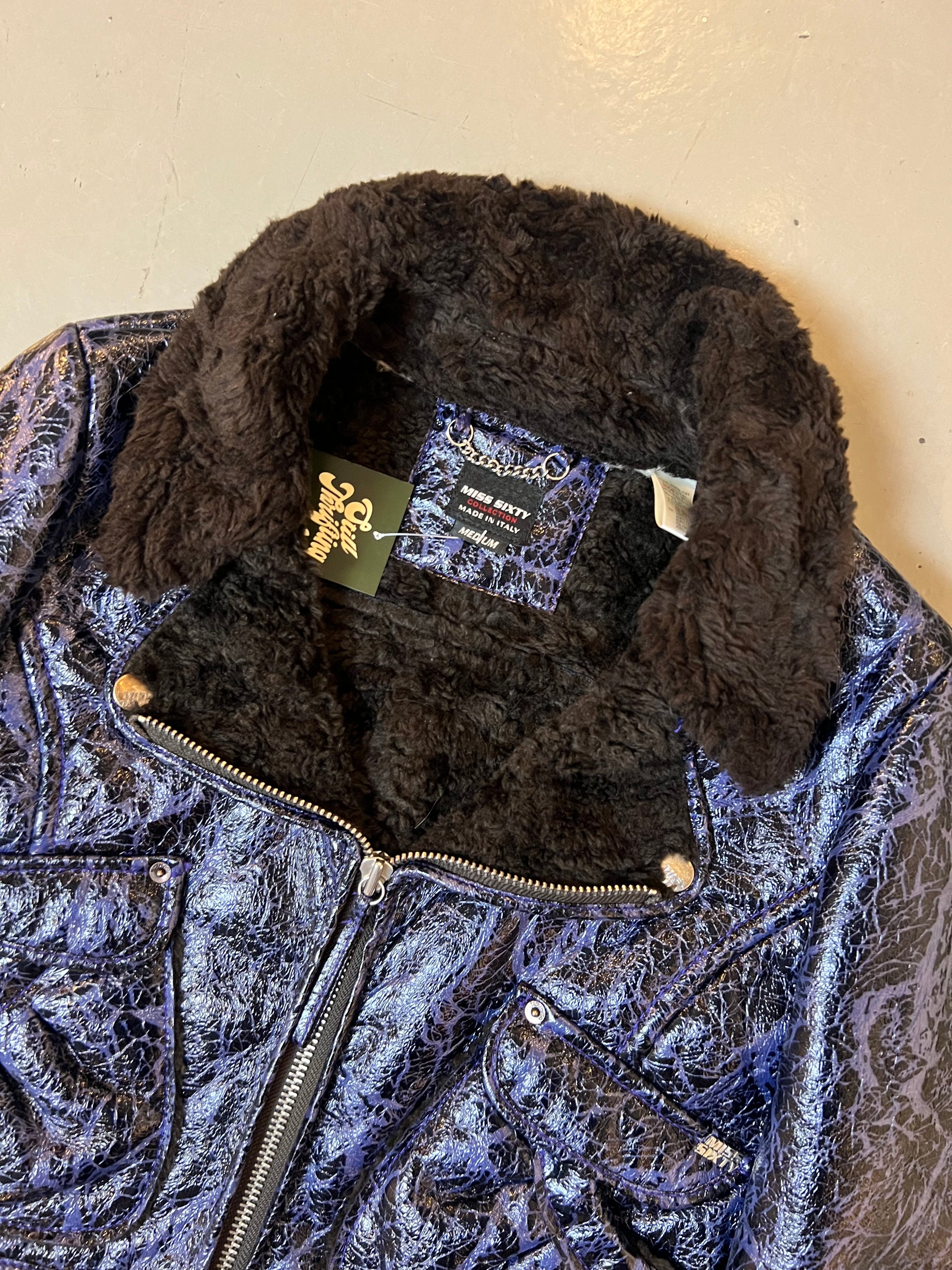 Zu sehen ist eine lila Miss Sixty Jacke mit Fell Kragen
