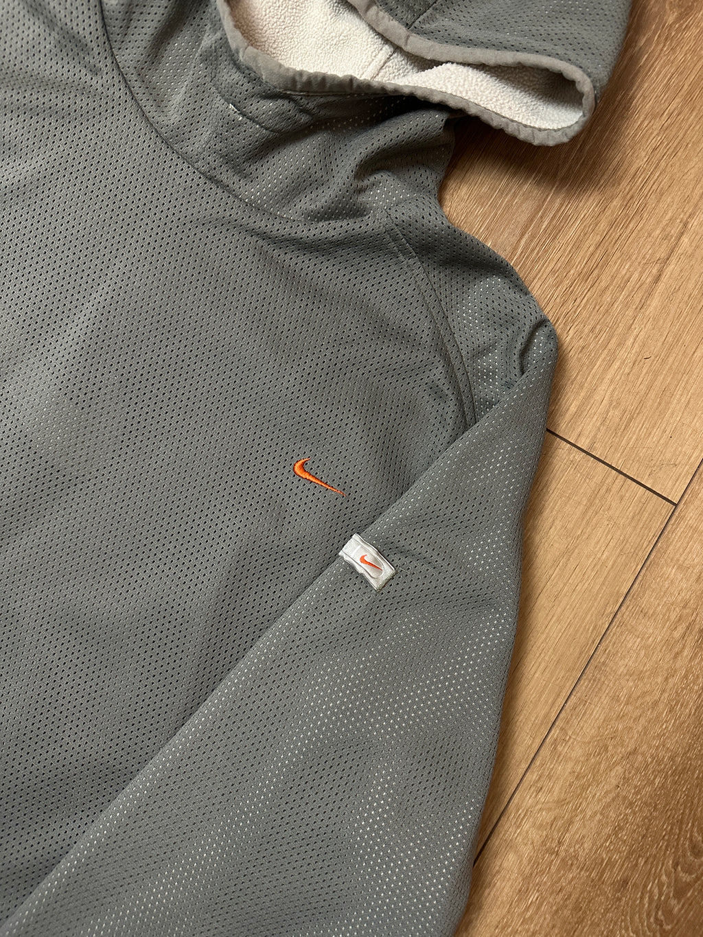 Detailbild Vintage Nike Double Layered Hoodie von vorne 