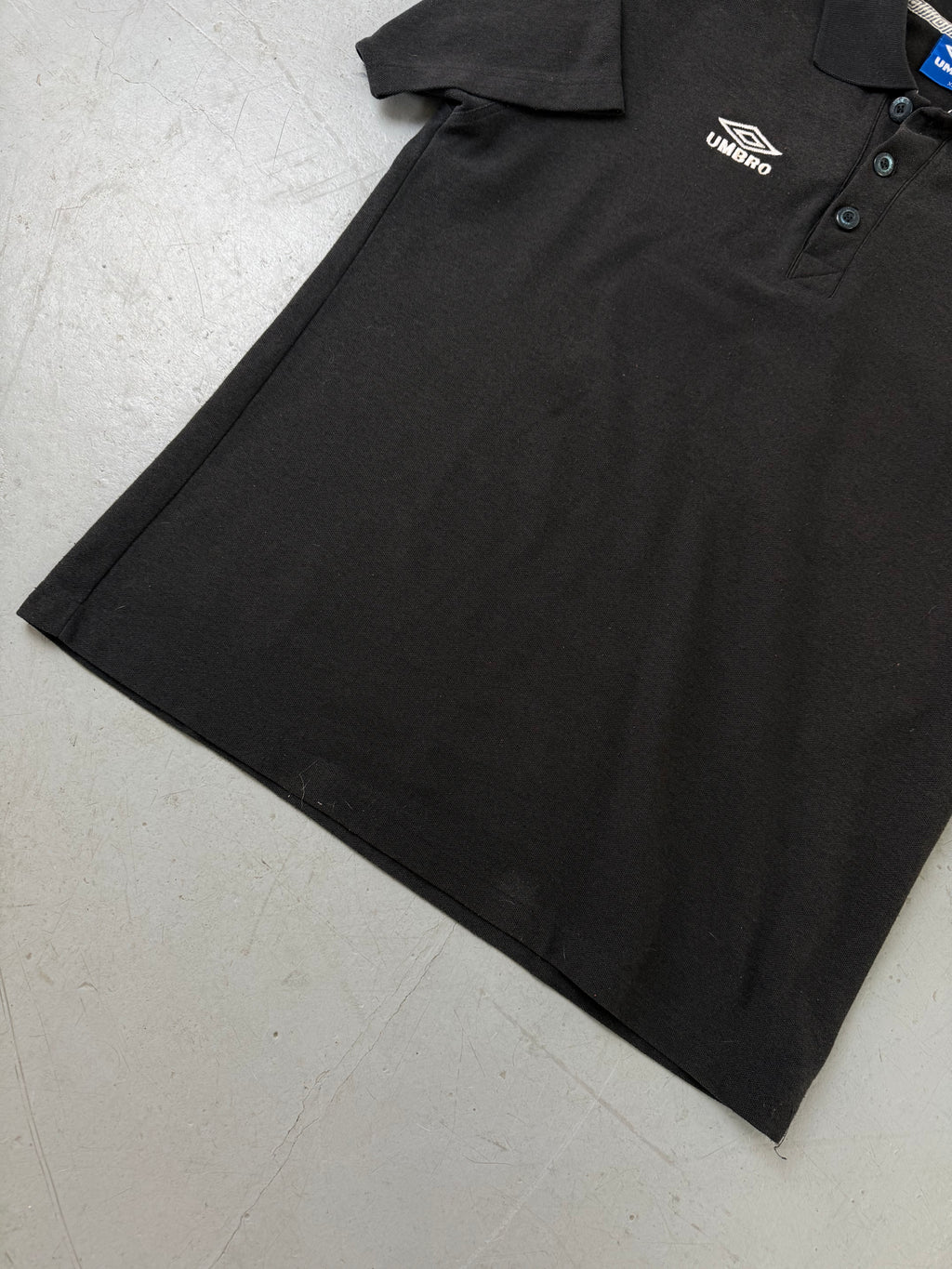 Vintage Umbro Black Polo Shirt für Herren. Y2K Second Hand 2000s Fashion
