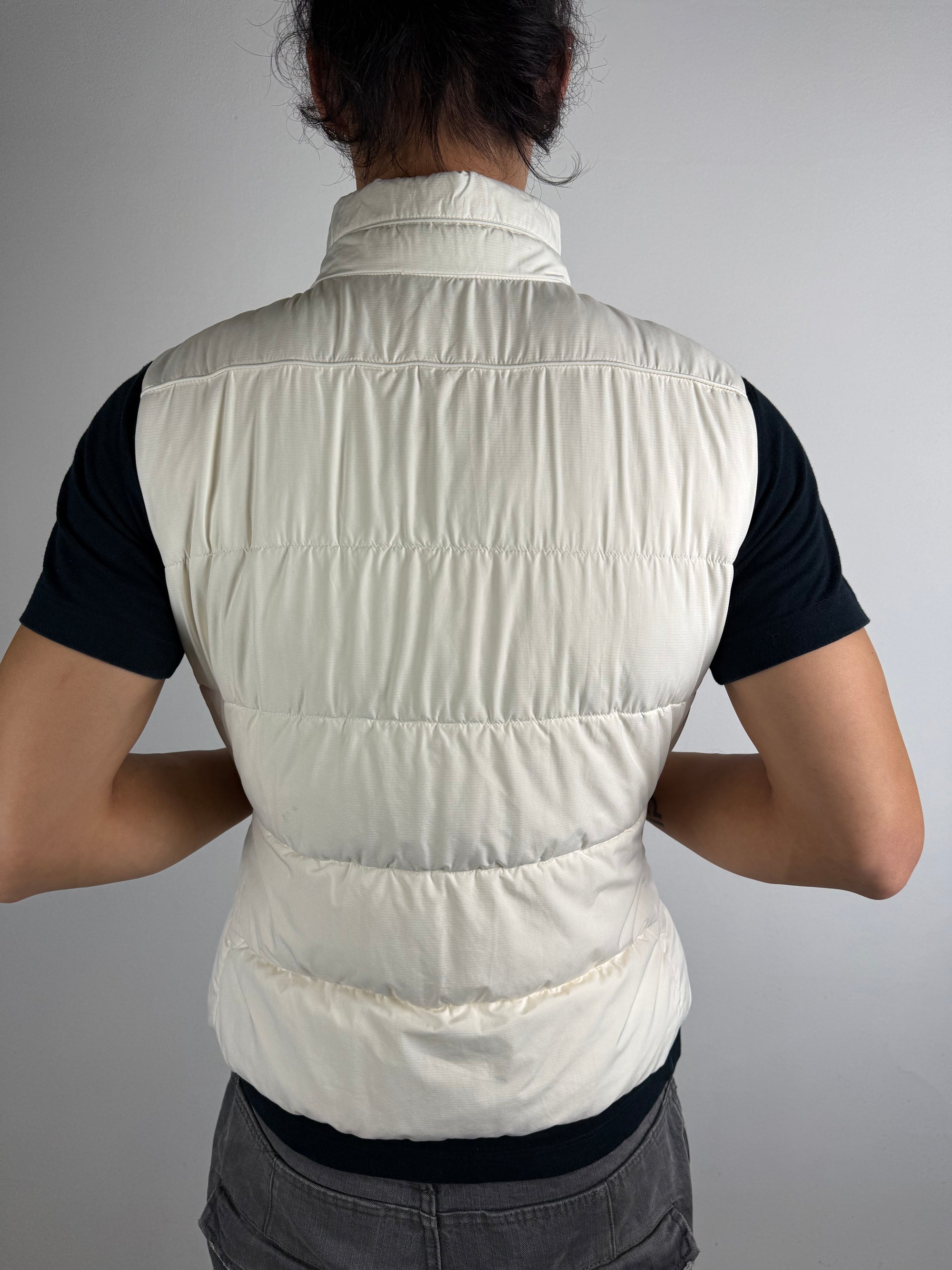 Tragebild von Vintage Adidas White Puffer Vest M von hinten