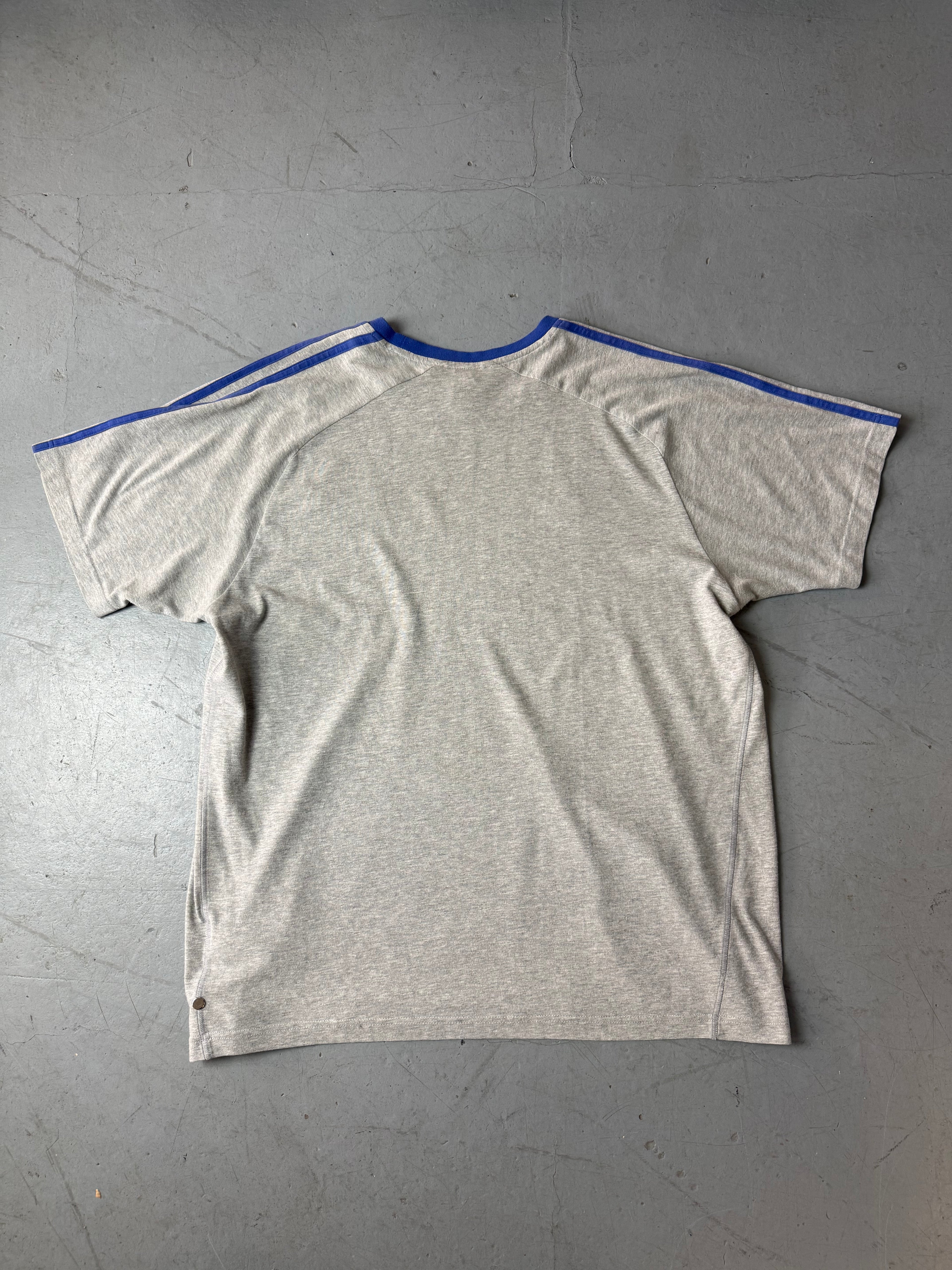 Vintage graues Adidas Shirt von Chelsea mit blauen Streifen für Herren y2k 2000s Fashion 