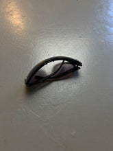 Laden Sie das Bild in den Galerie-Viewer, Produktbild von Vintage Sunglasses vor grauem Boden 