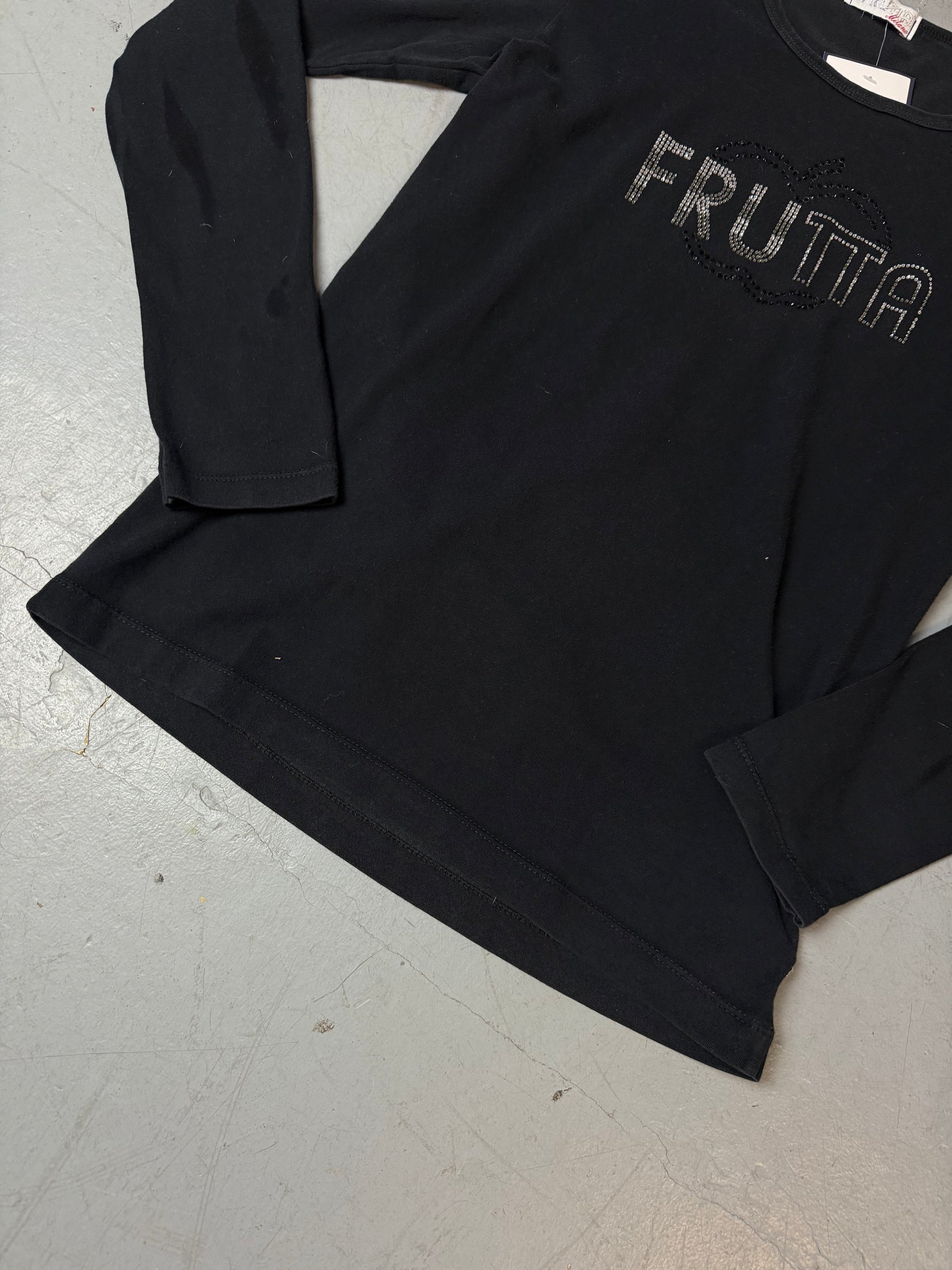 Ein schwarzes longsleeve mit Glitzer Aufschrift auf der Brust 