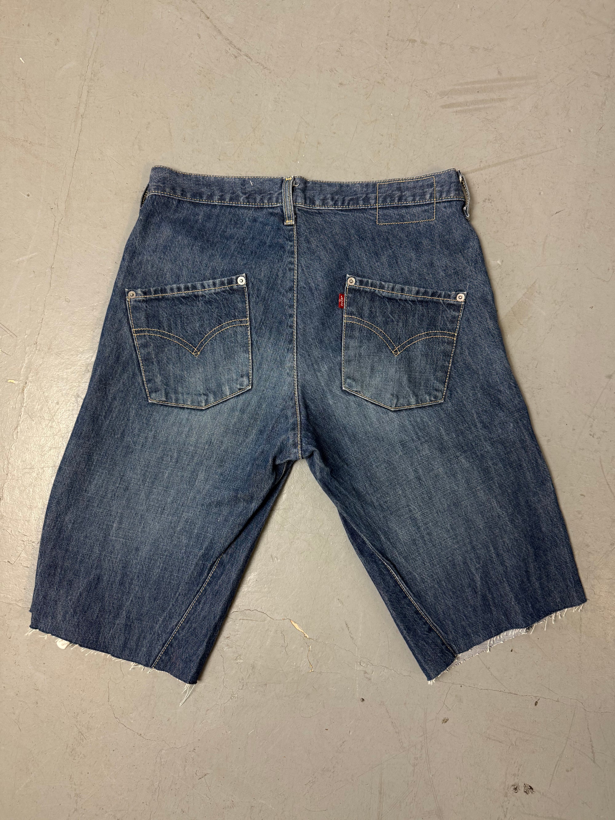 Eine dunkelblaue Levi’s Jorts in M/L