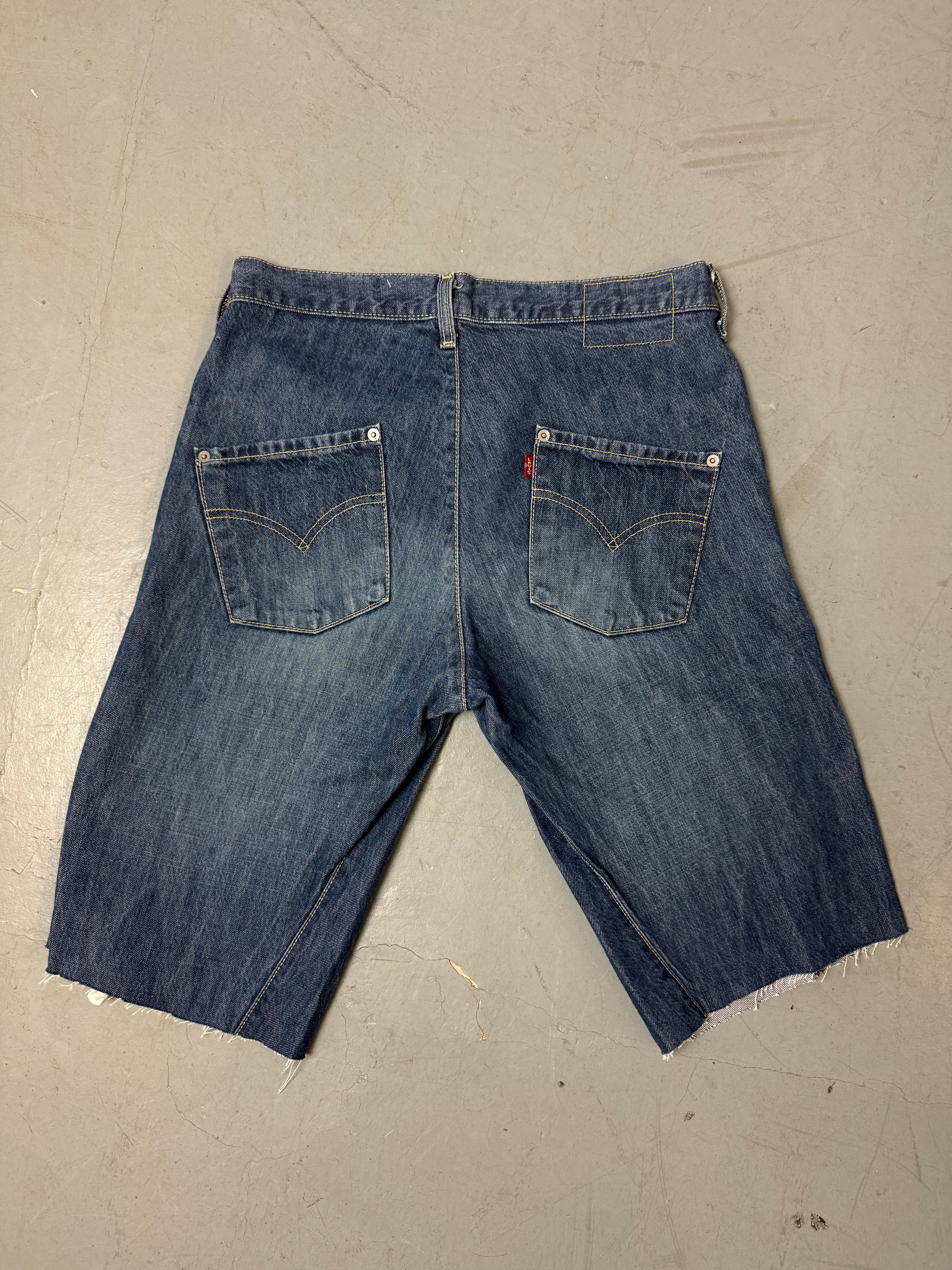 Eine dunkelblaue Levi’s Jorts in M/L