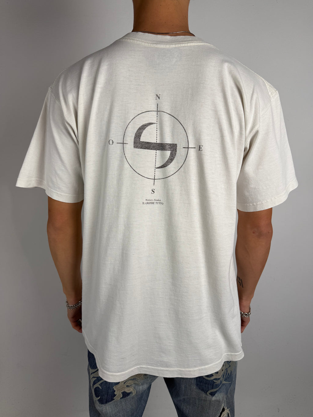 Tragebild von Vintage White Latin Printed T-Shirt von hinten