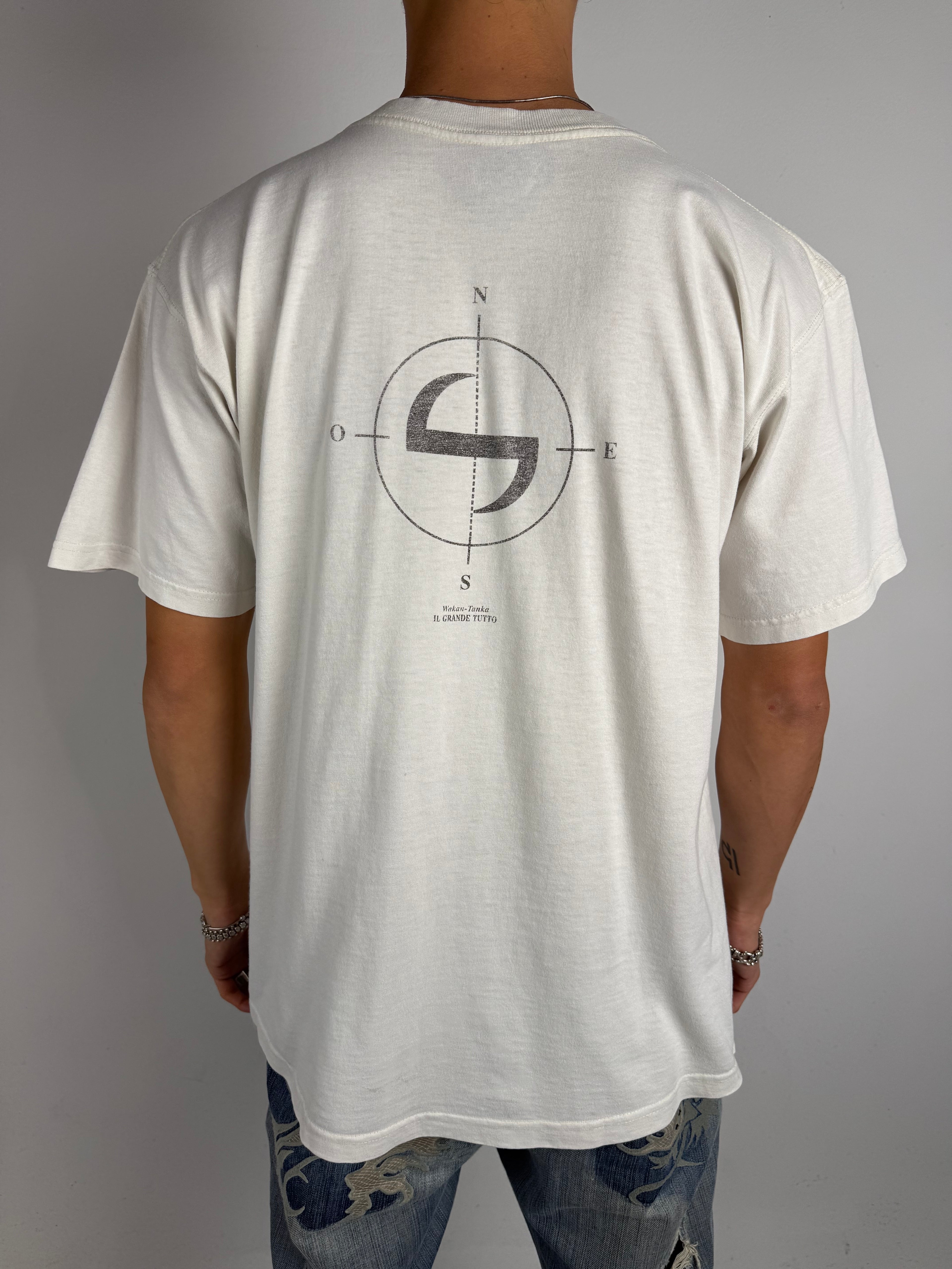 Tragebild von Vintage White Latin Printed T-Shirt von hinten