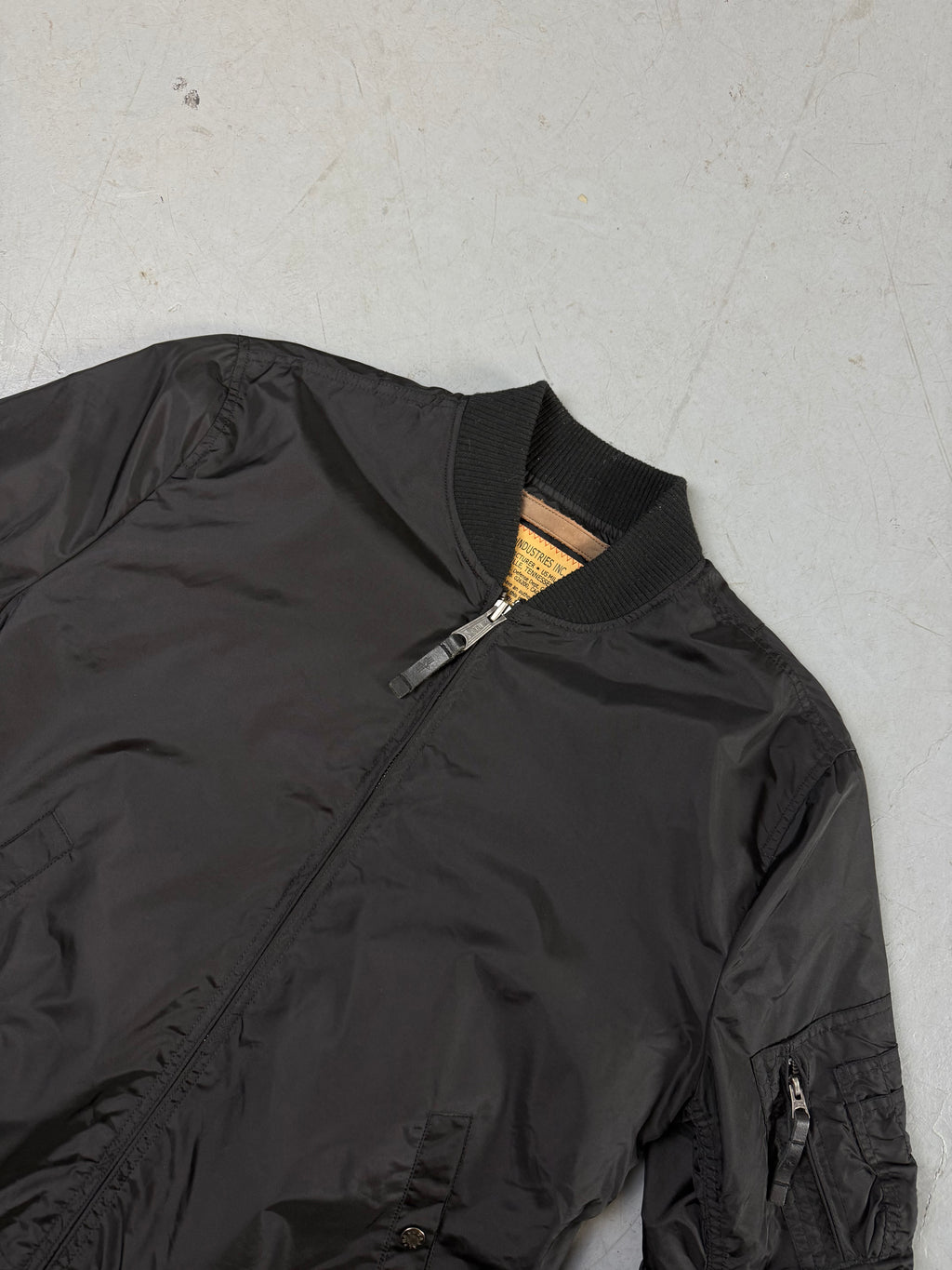 Detailbild von einer Vintage Alpha Industries Black Bomber Jacket von Kragen