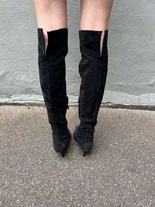Zu sehen sind kniehohe schwarze Stiefel mit dünnen Absätzen von Fendi in Größe 38,5 von hinten vor einem grauen Hintergrund.