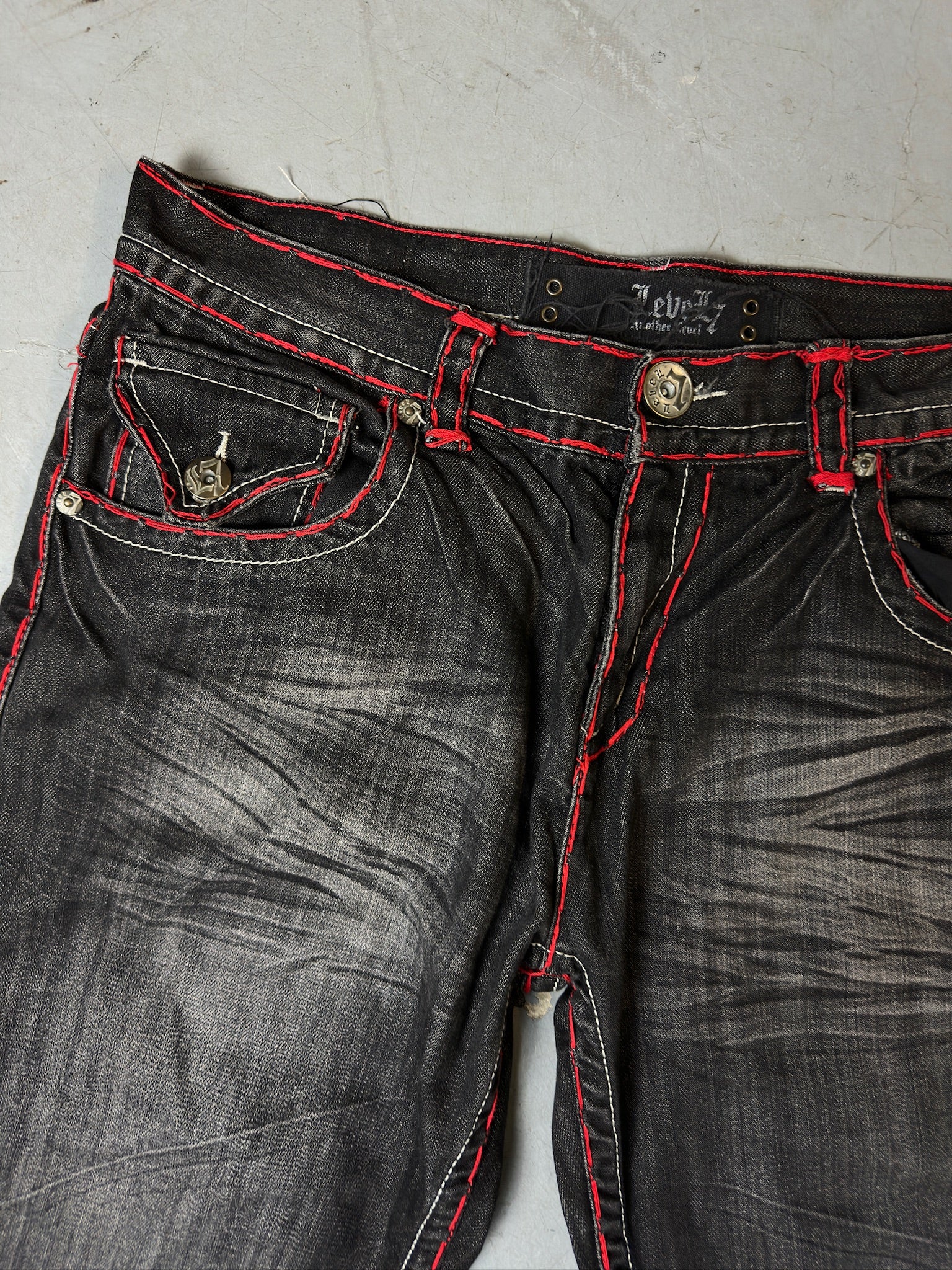 Eine schwarze baggy Japanese denim mit rotem stitching 