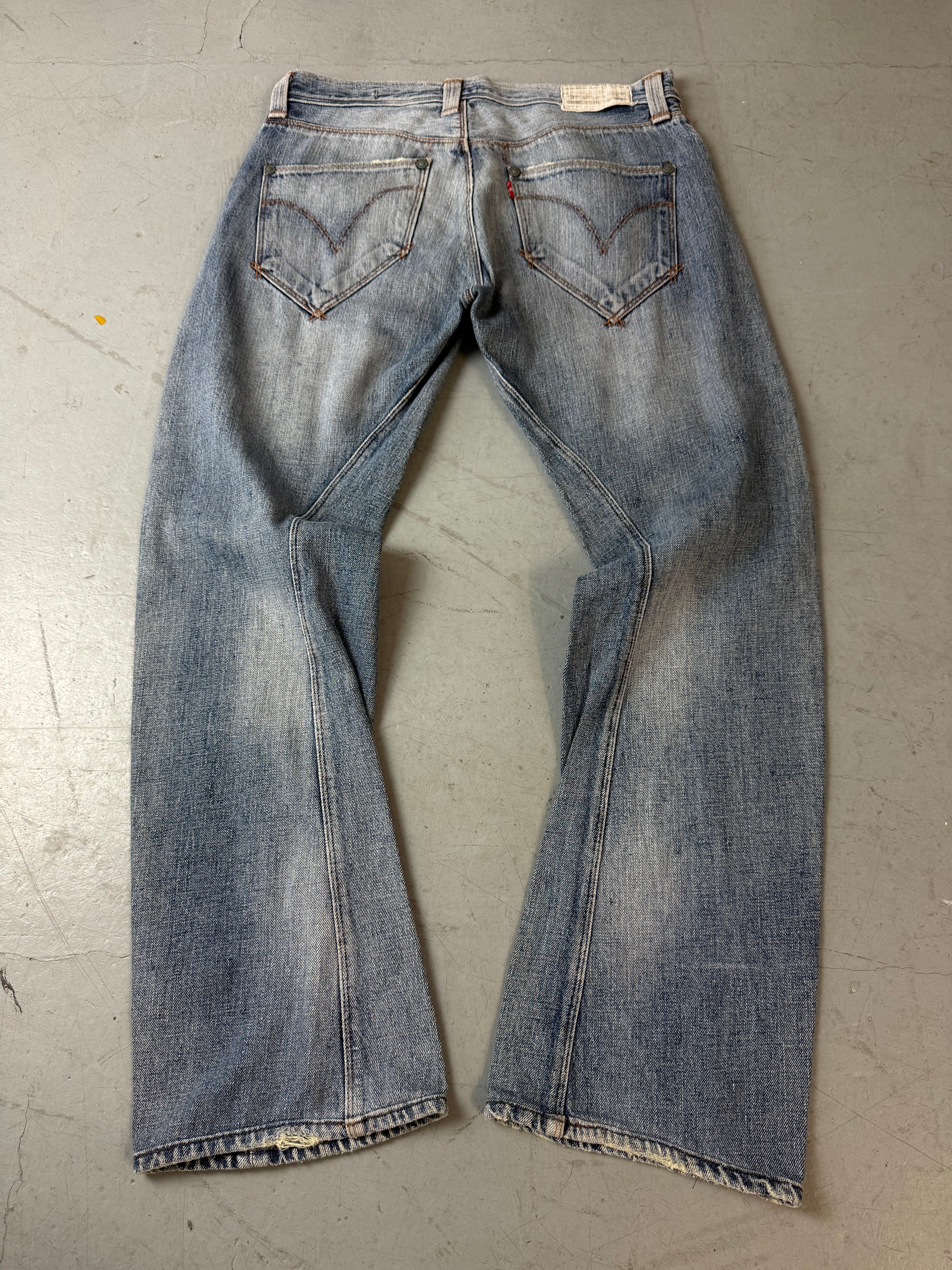 Vintage Levis Engineered Light Blue Baggy Denim für Herren. Y2K Second Hand 2000s Fashion