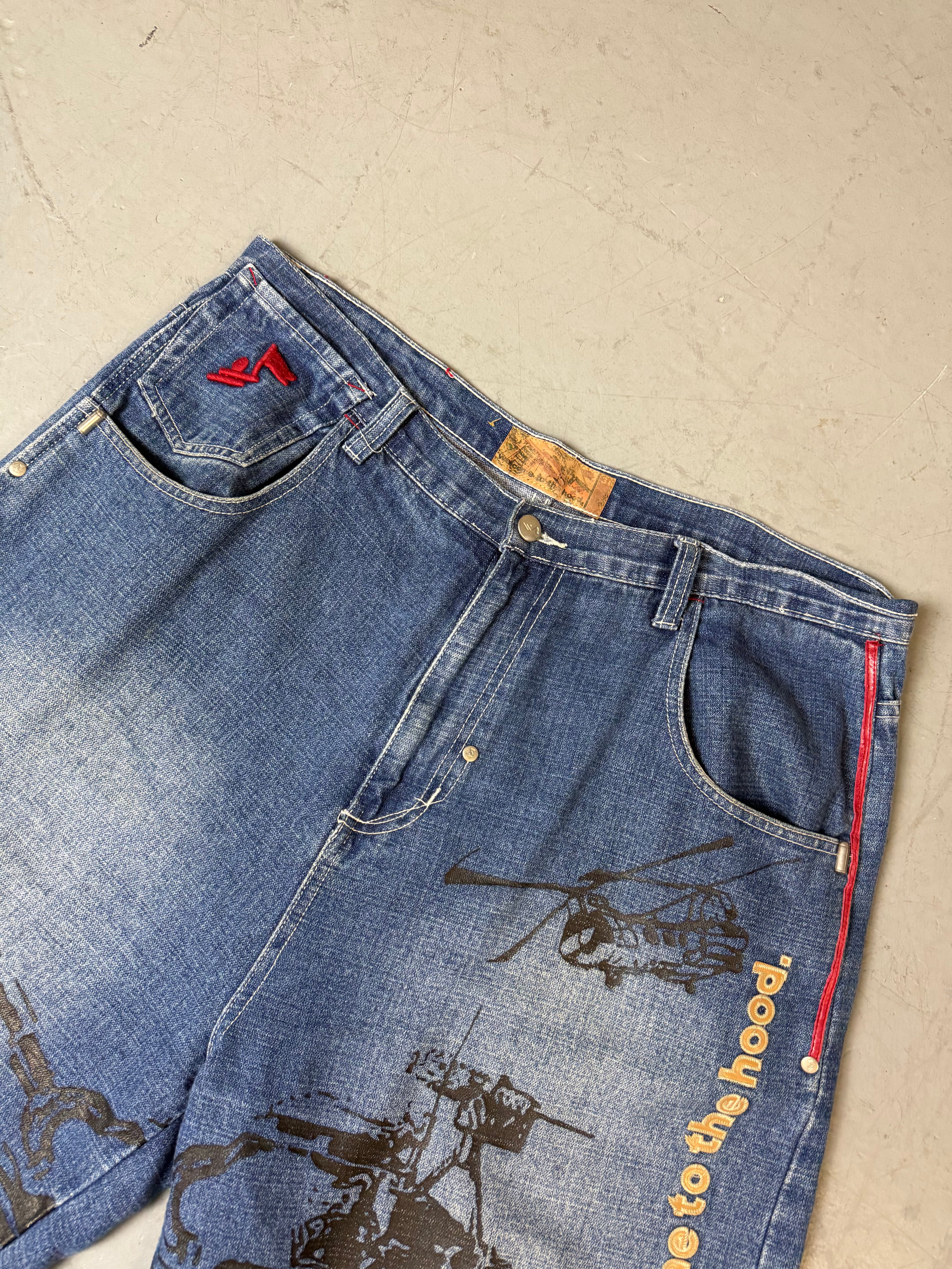 Eine blaue baggy denim shorts mit auffälligem Print in rot und schwarz 