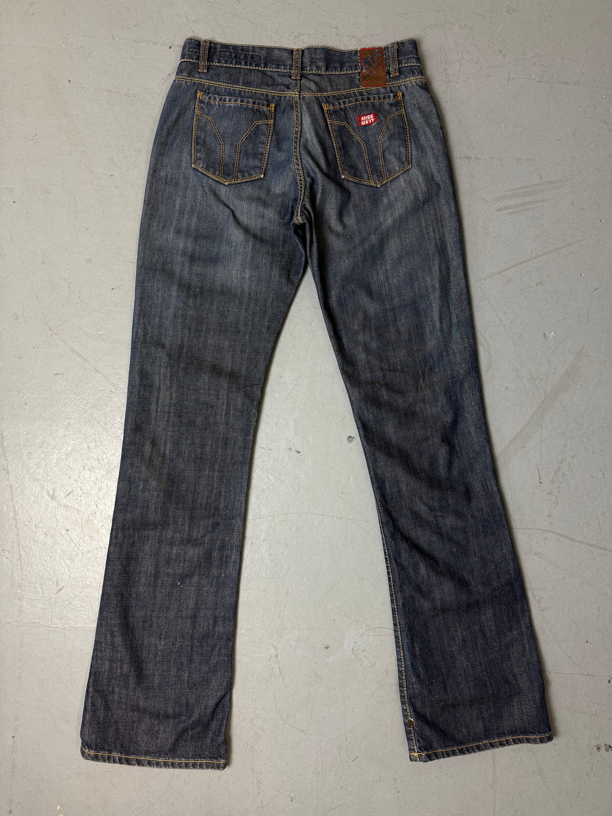 Eine dunkelblaue bootcut denim eans von miss sixty 