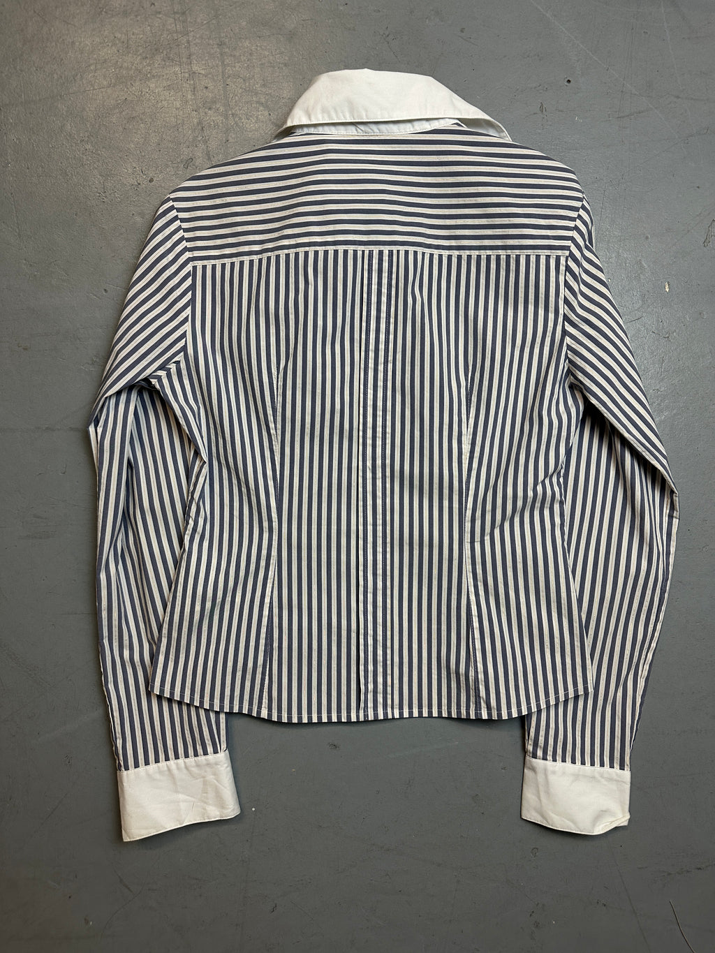 Vintage White and Blue Striped Button Up Blouse für Frauen. Y2K Second Hand 2000s Fashion