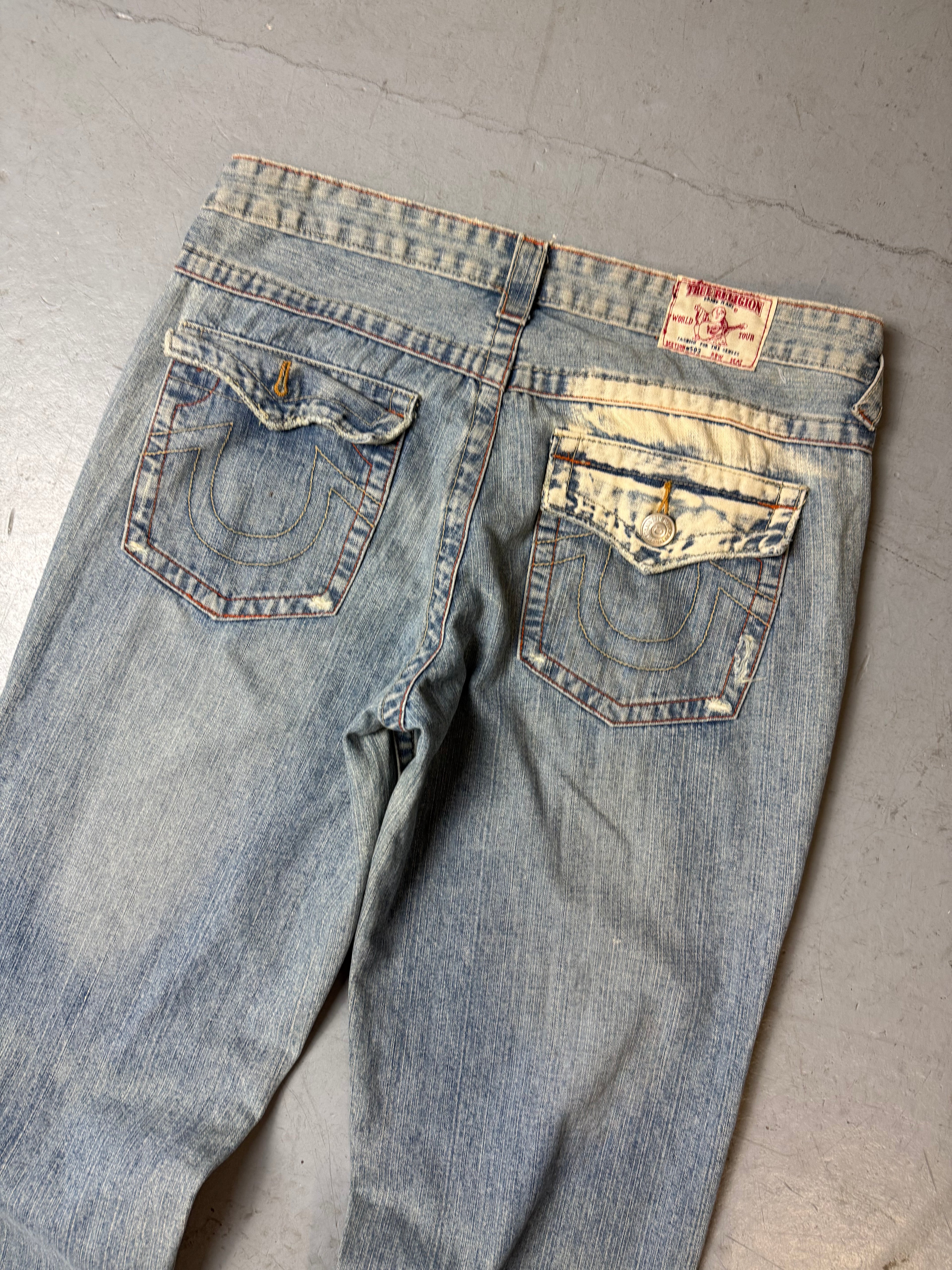 Detailbild von Vintage True Religion Bleach Washed Flared Denim von hinten
