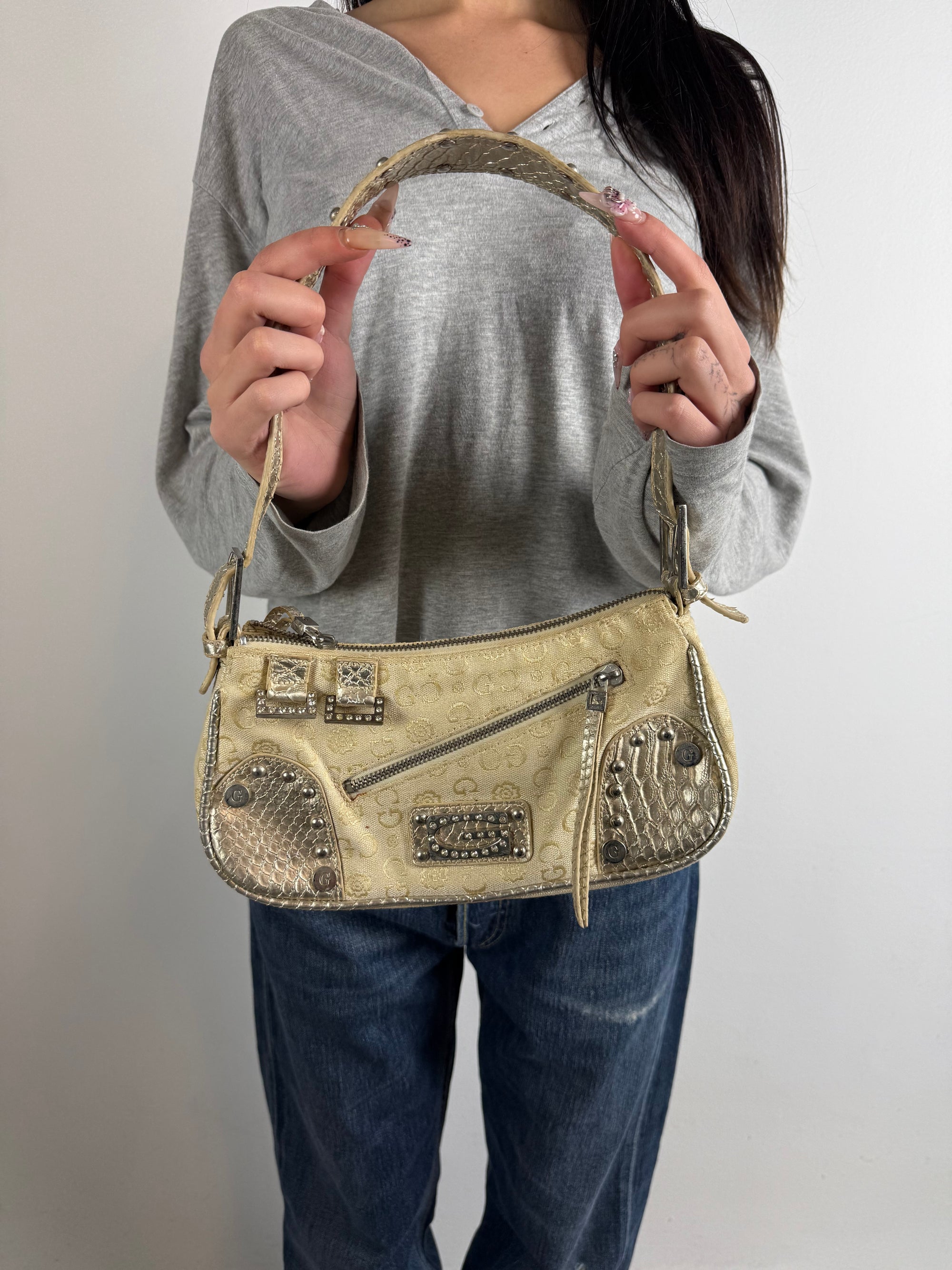 Tragebild von Vintage Gussaci Y2K Gold Mini Baguette Bag von vorne 