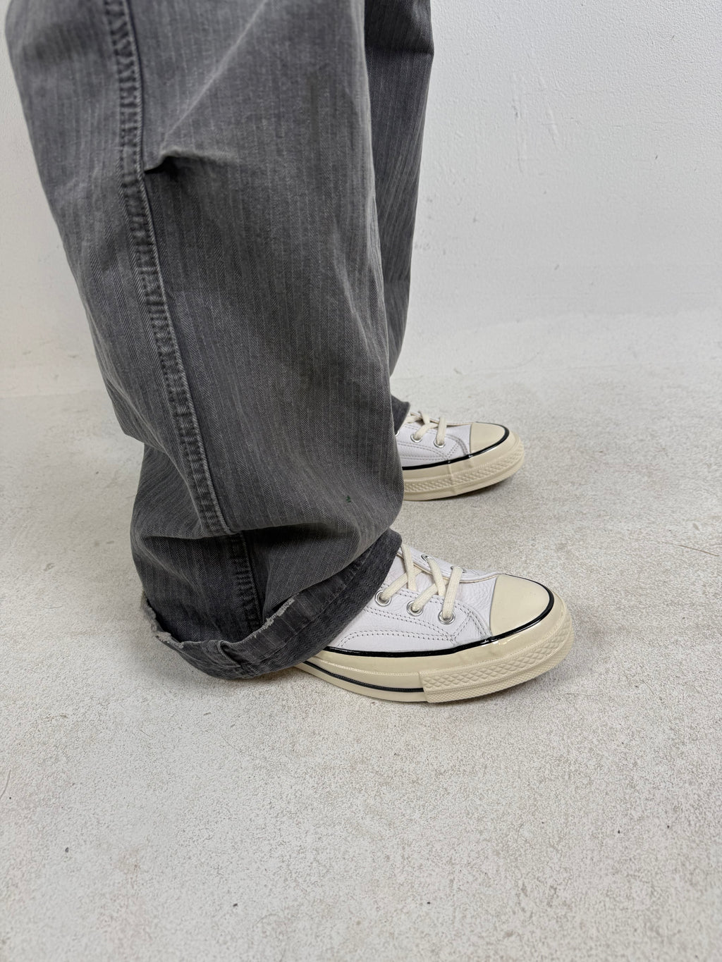 Tragebild von Vintage Converse Chucks White 43 von der Seite