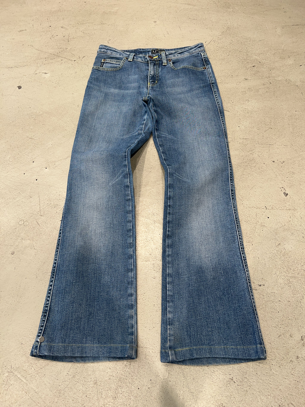Vintage Armani Jeans Bootcut Jeans für Damen. Y2K Second Hand 2000s Fashion.