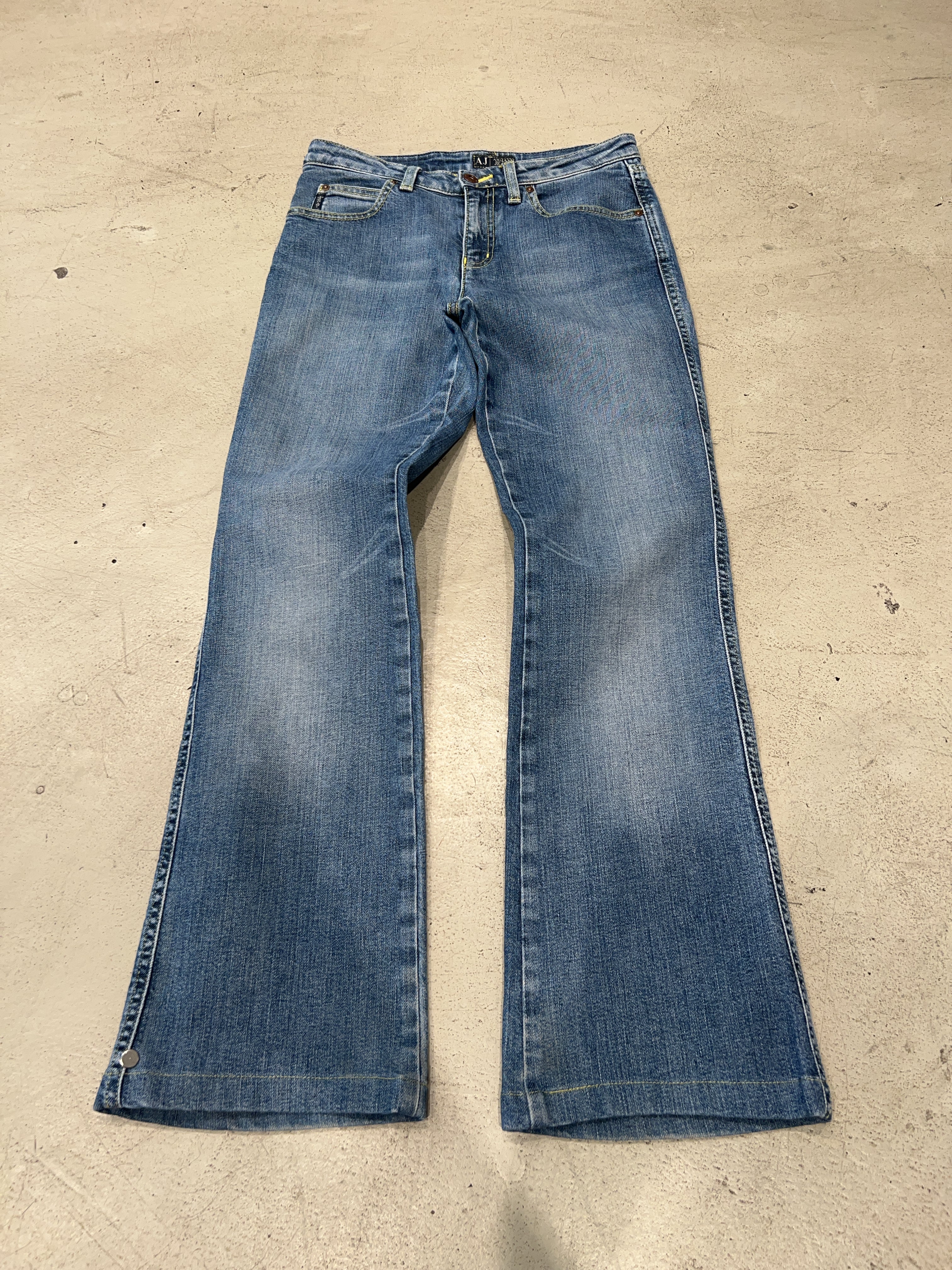 Vintage Armani Jeans Bootcut Jeans für Damen. Y2K Second Hand 2000s Fashion.