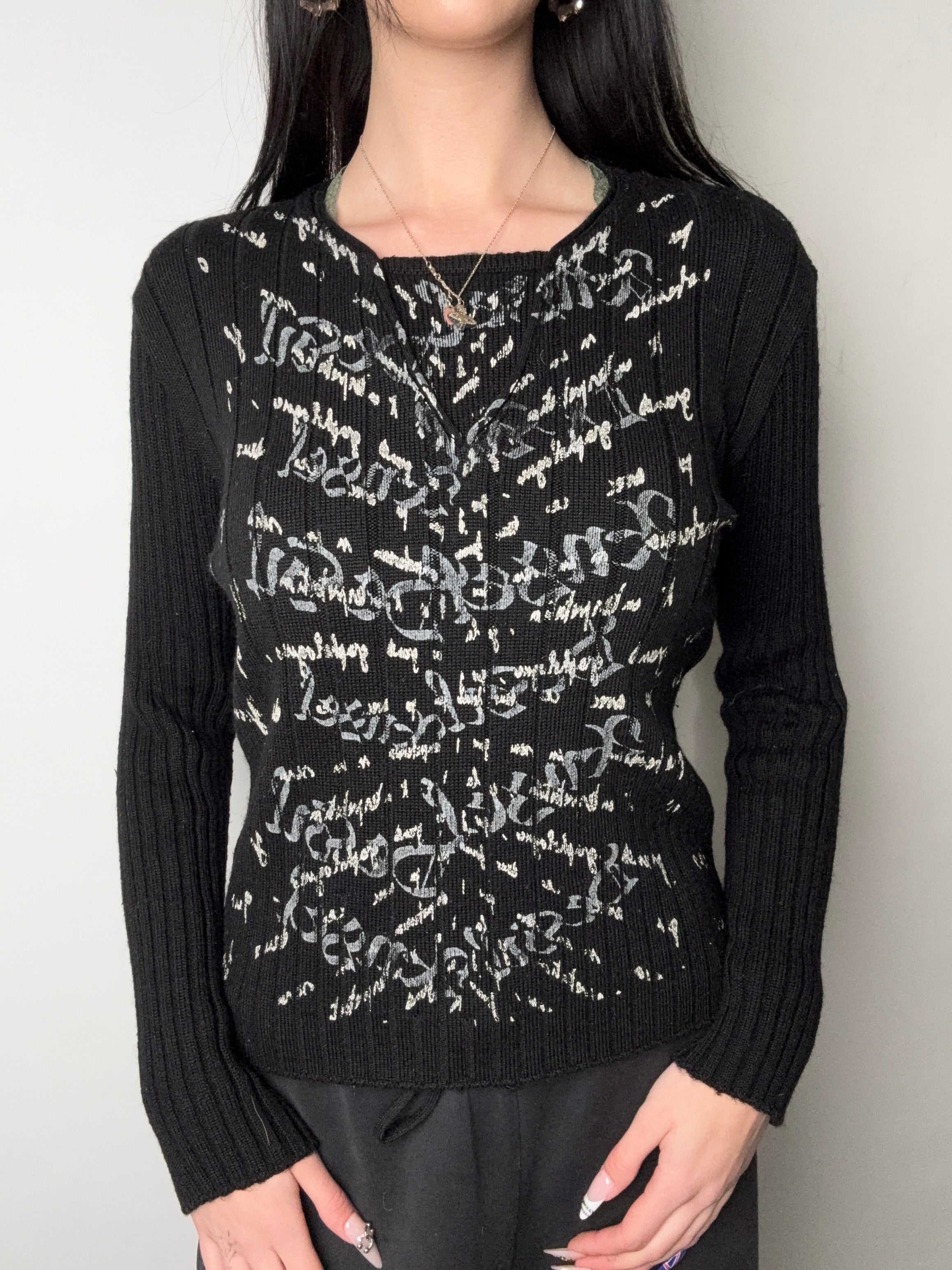 Tragebild von Vintage Angel Devil Black Knit Sweater von vorne