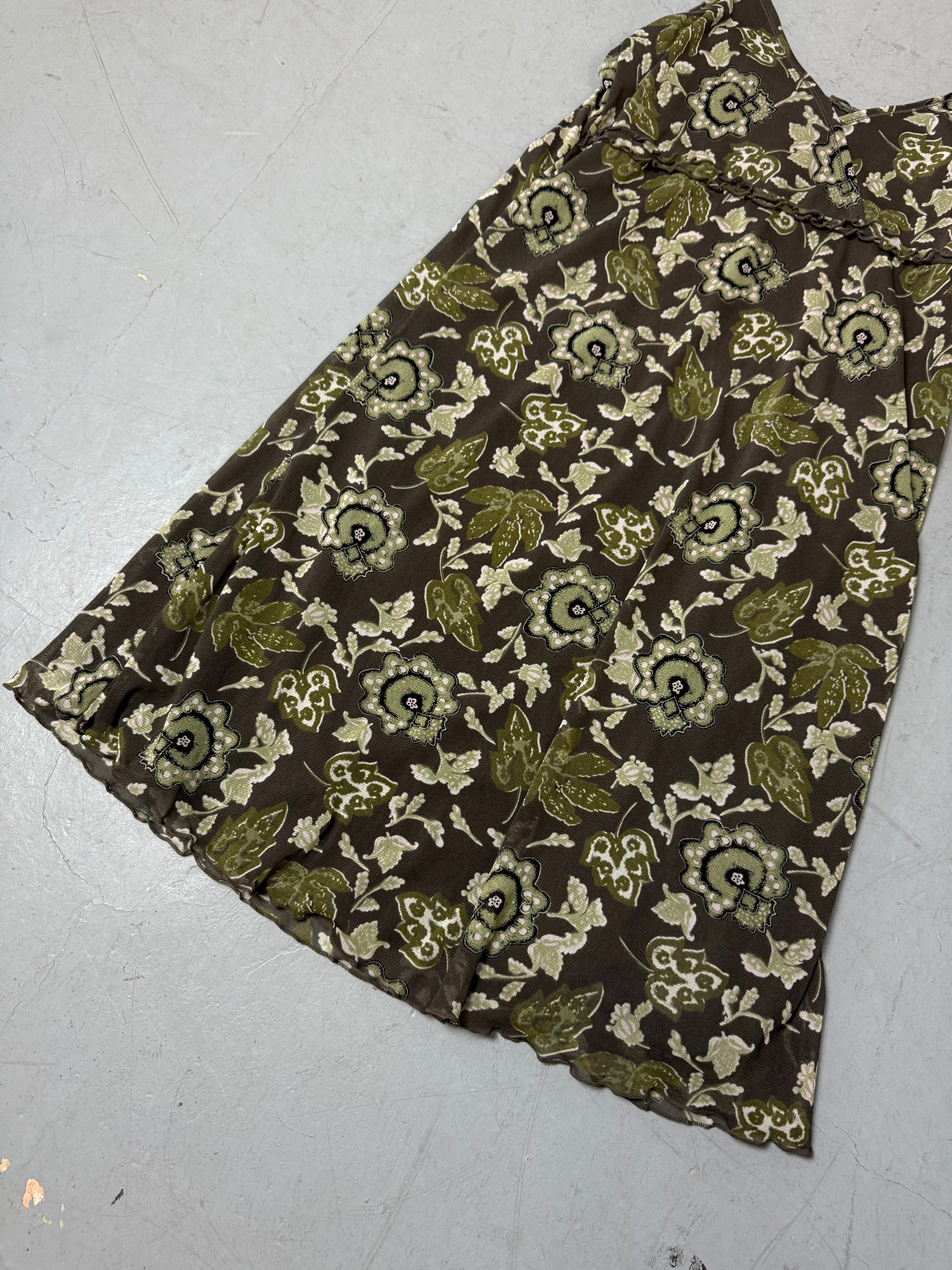 Ein langes grünes Kleid mit Blumenmuster von s.Oliver