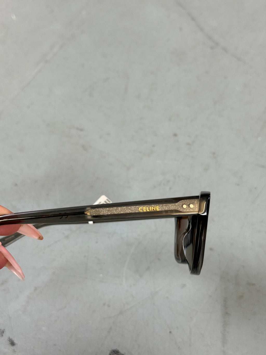 Dunkelgraue Sonnenbrille von Celine im cat eye look mit Glitzer details an den Bügeln 