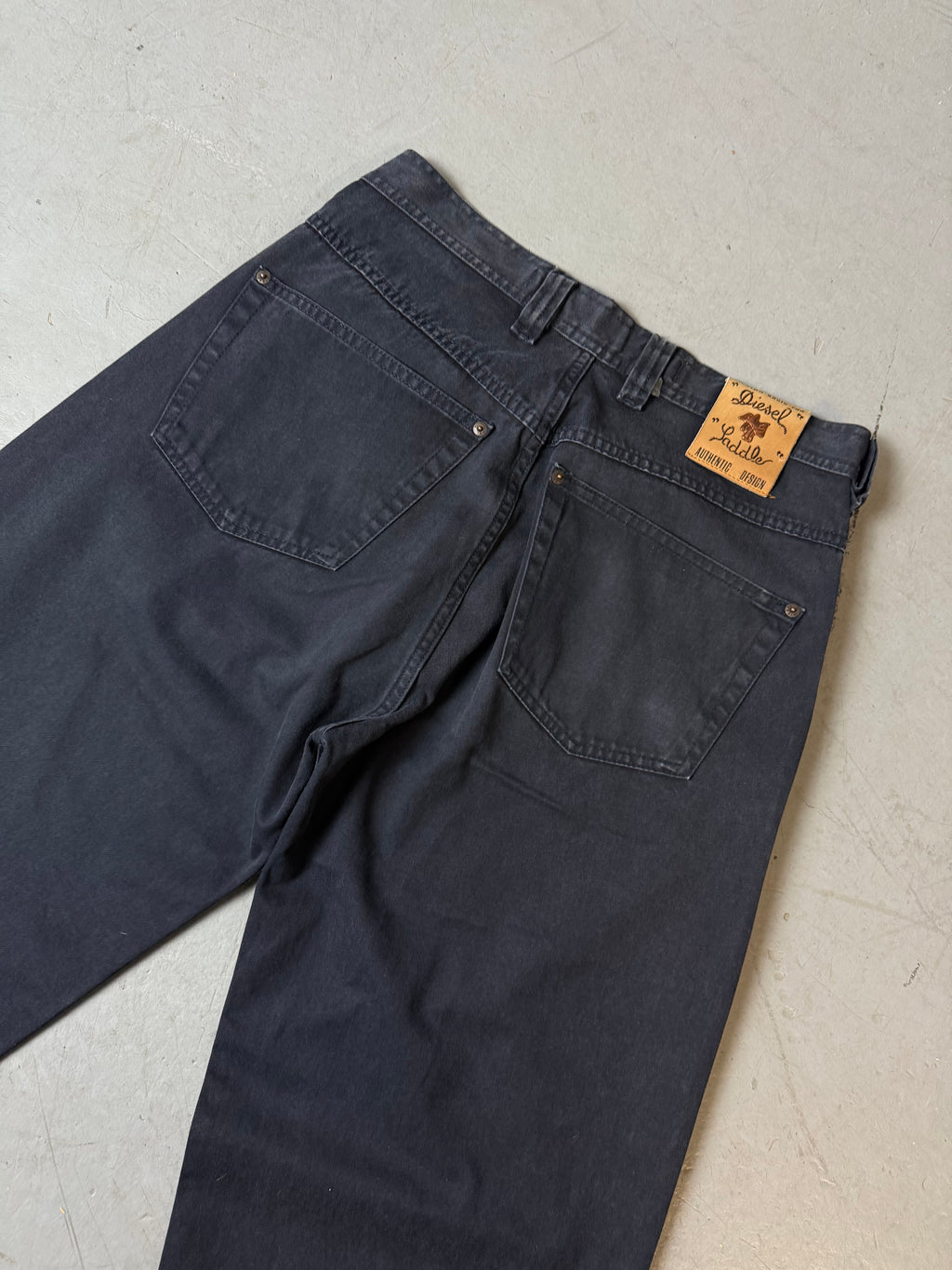 Detailbild von Vintage Diesel Saddler Super Baggy Black Jeans von hinteren Hosentaschen