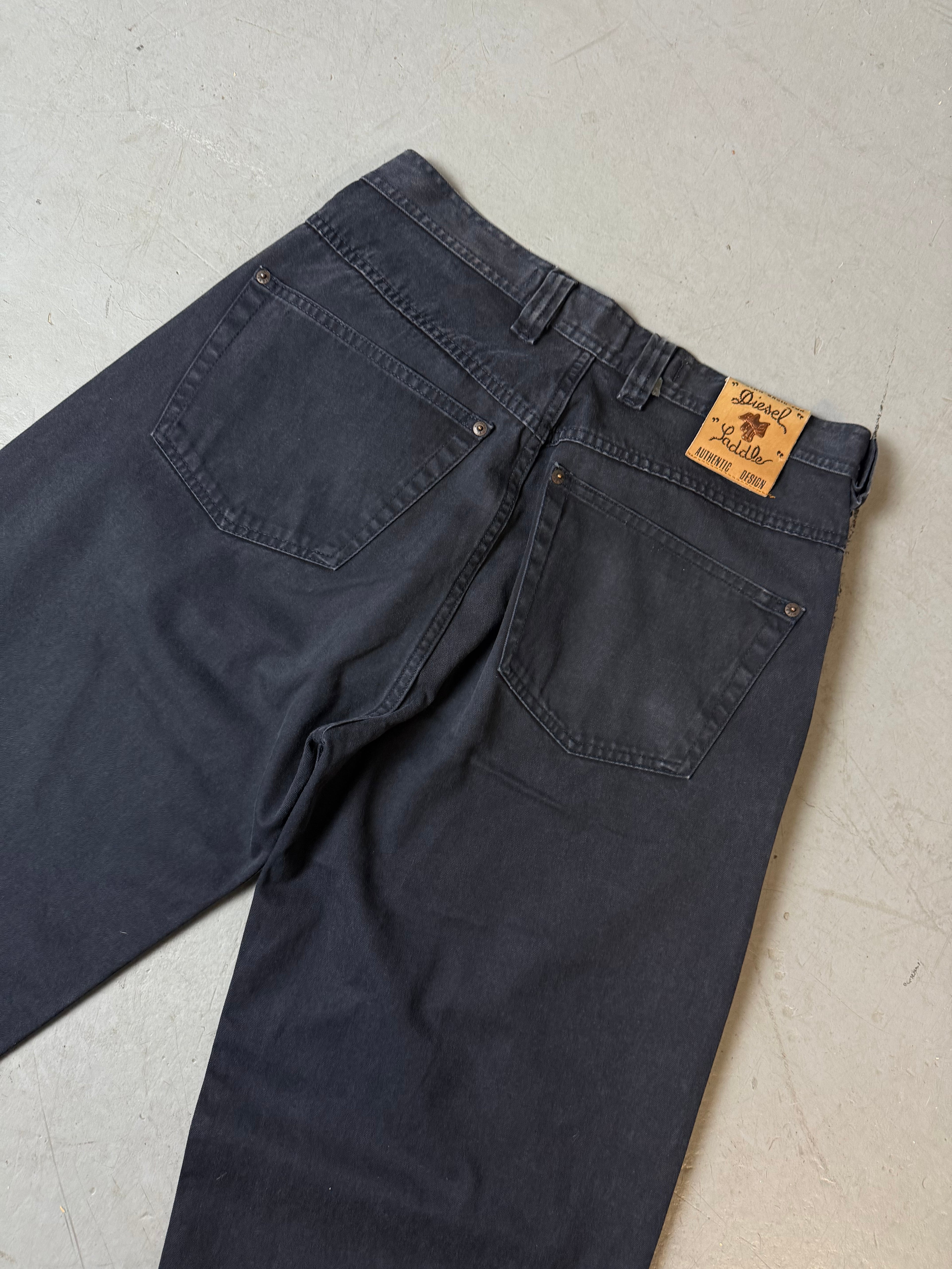 Detailbild von Vintage Diesel Saddler Super Baggy Black Jeans von hinteren Hosentaschen