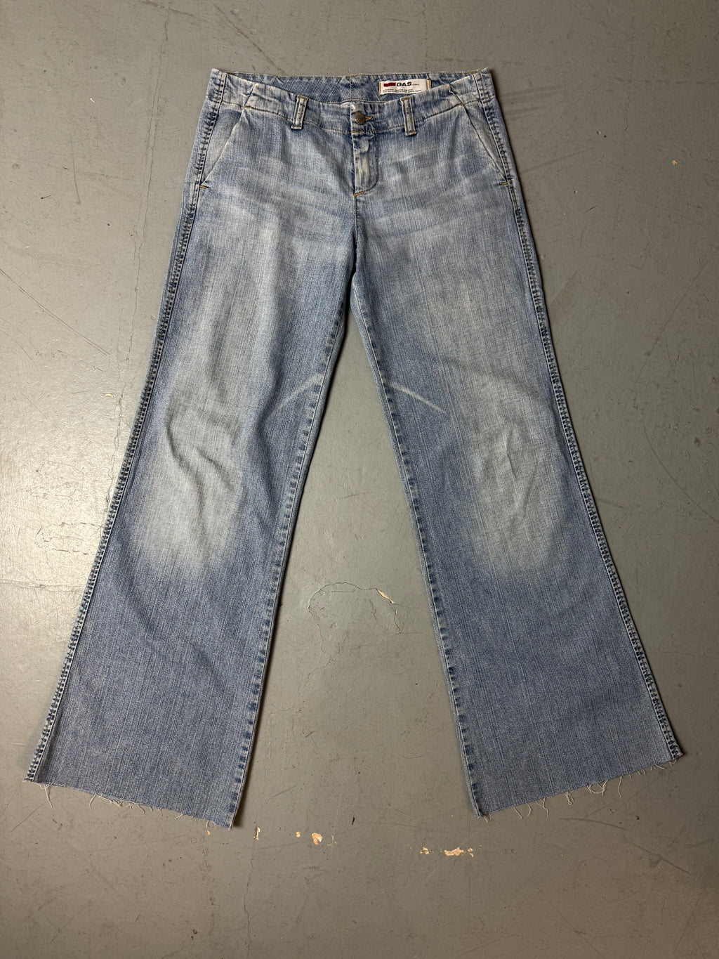 Eine low waist jeans von GAS in hellem Denim und ausgestelltem Bein