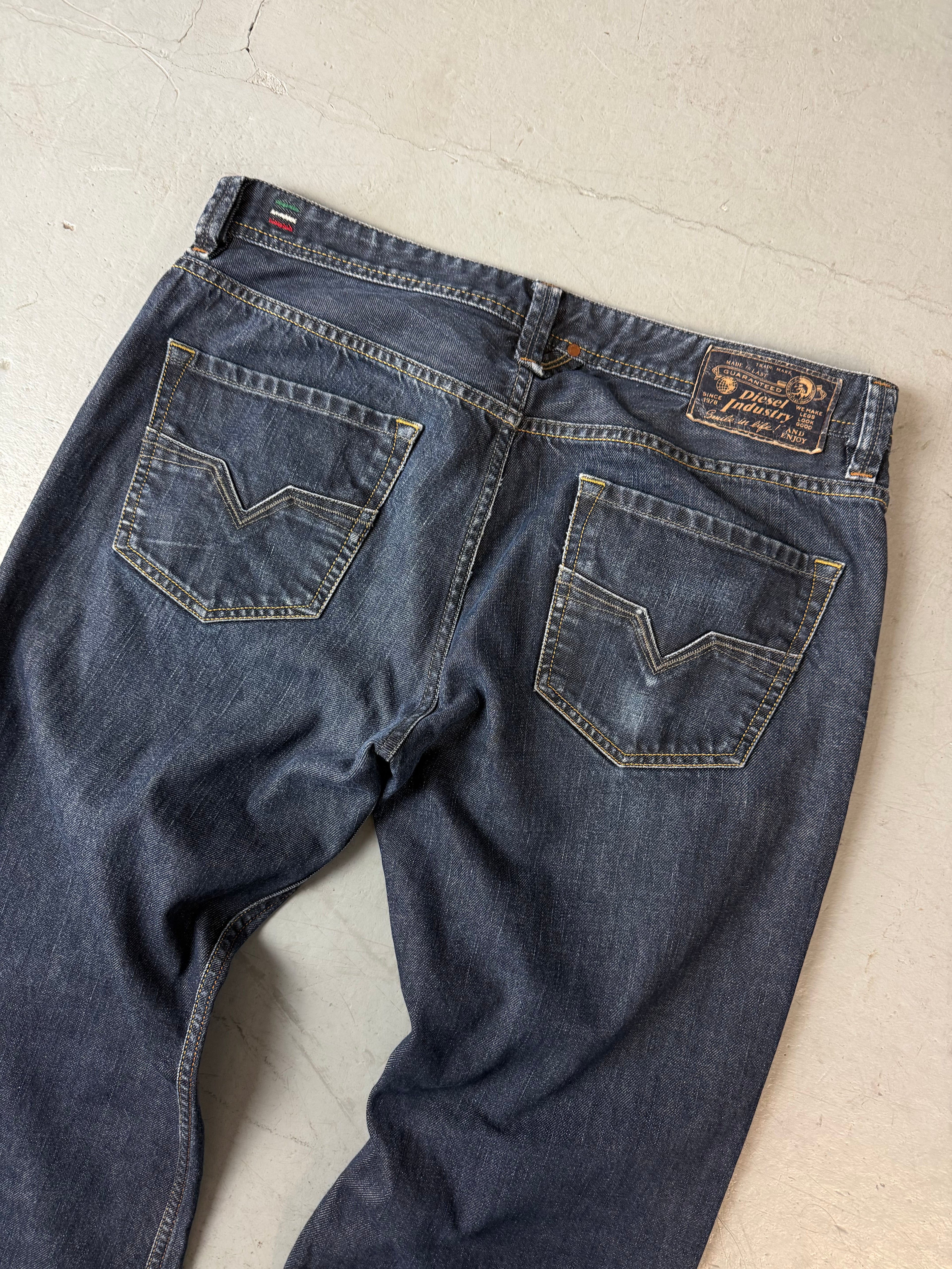 Vintage Diesel Larkee Dark Blue Baggy Jeans für Herren. Y2K Second Hand 2000s Fashion