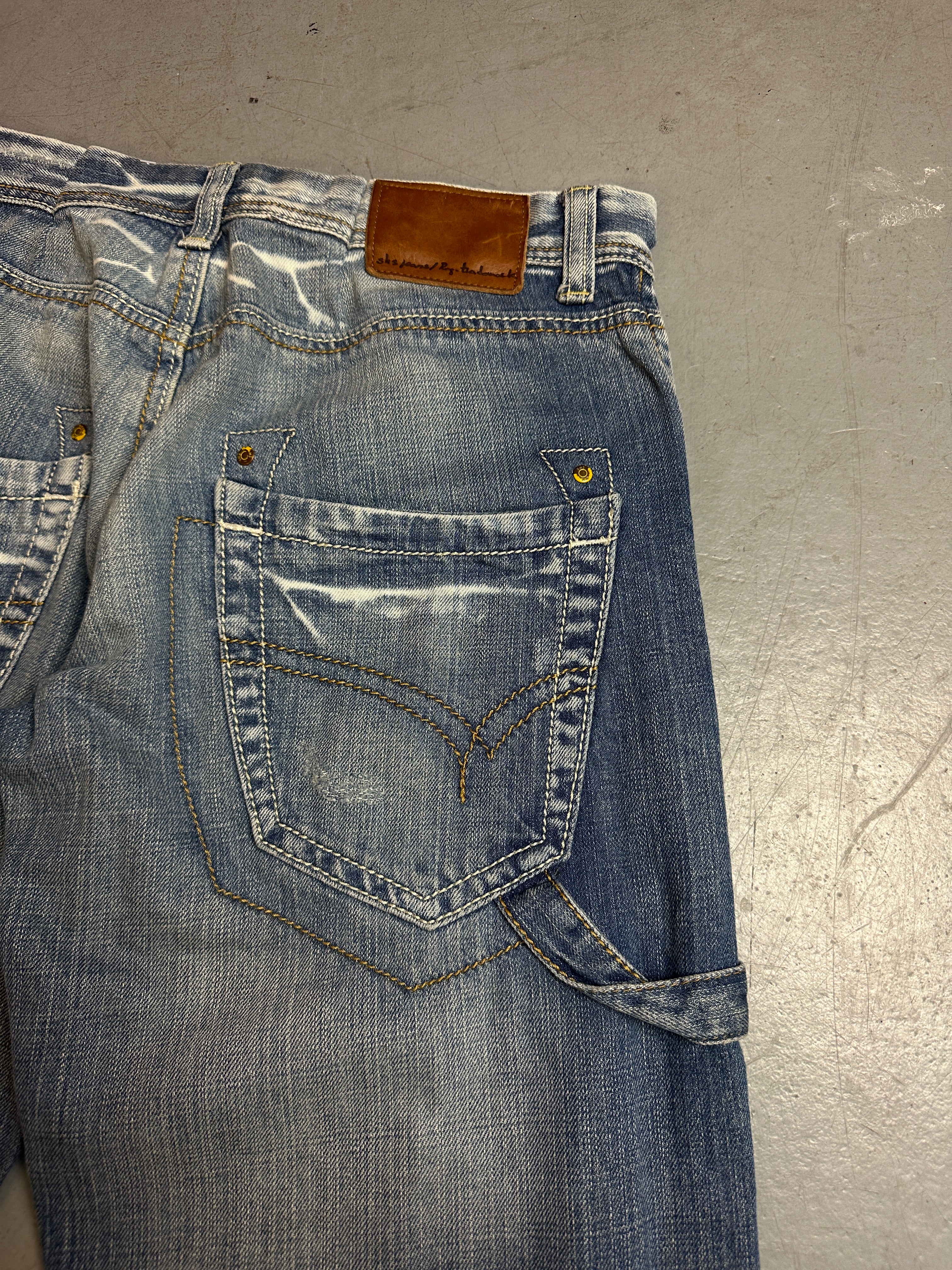 Detailbild von einer Vintage Washed Denim with Yellow Details von hinten