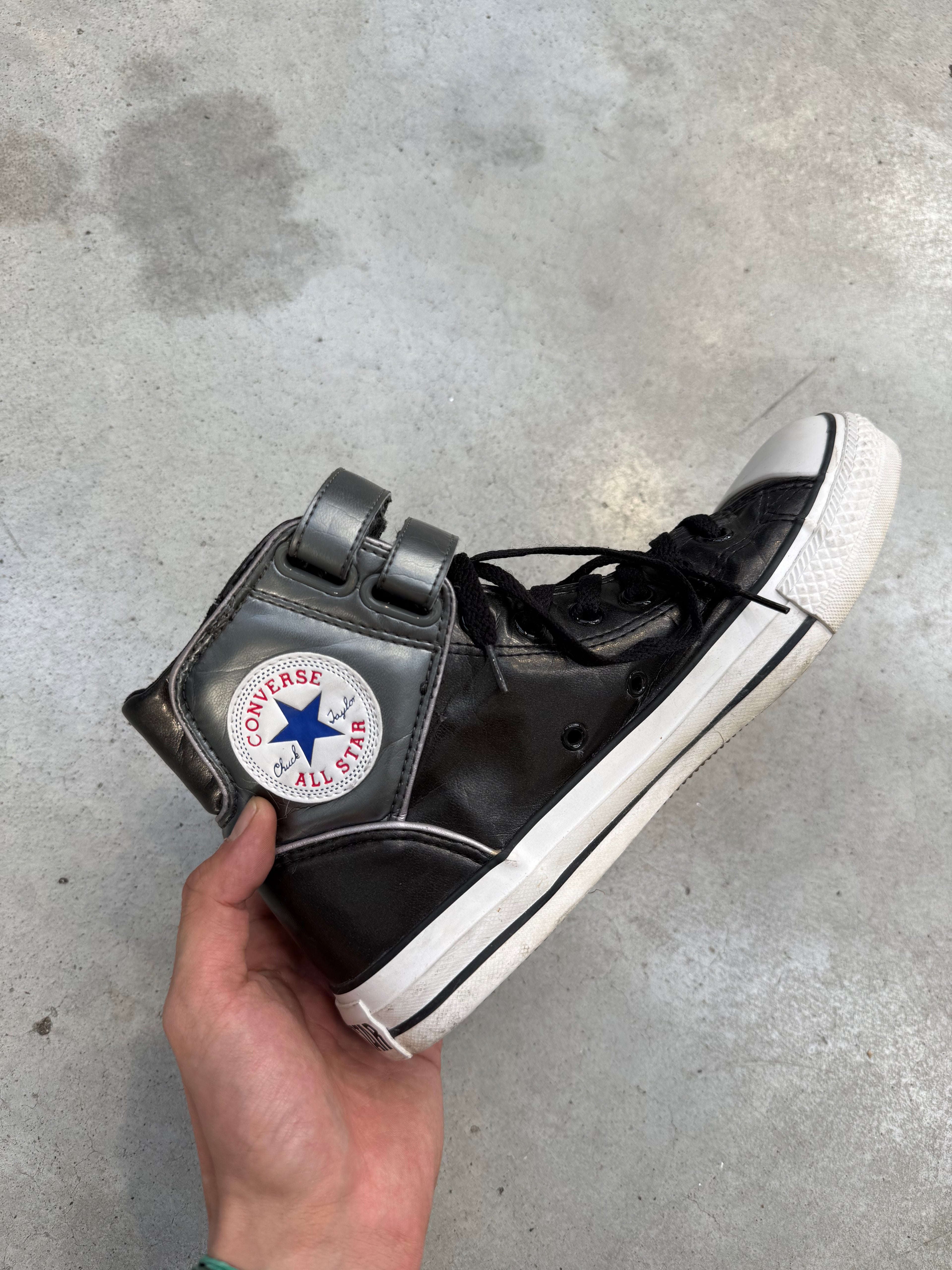 Vintage Converse All Stars Black and Silver Chucks für Herren. Y2K Second Hand 2000s Fashion