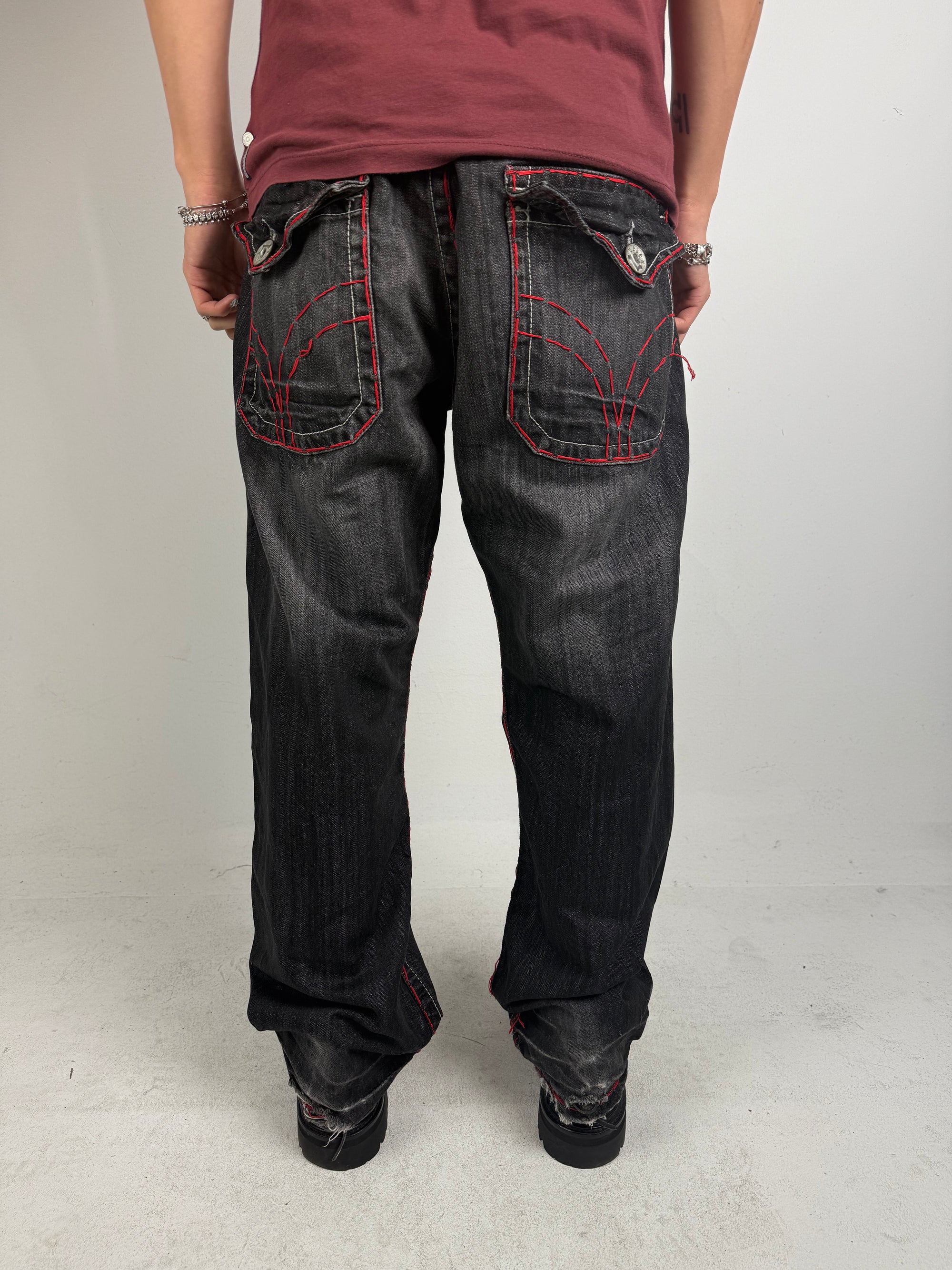 Eine schwarze baggy Japanese denim mit rotem stitching 
