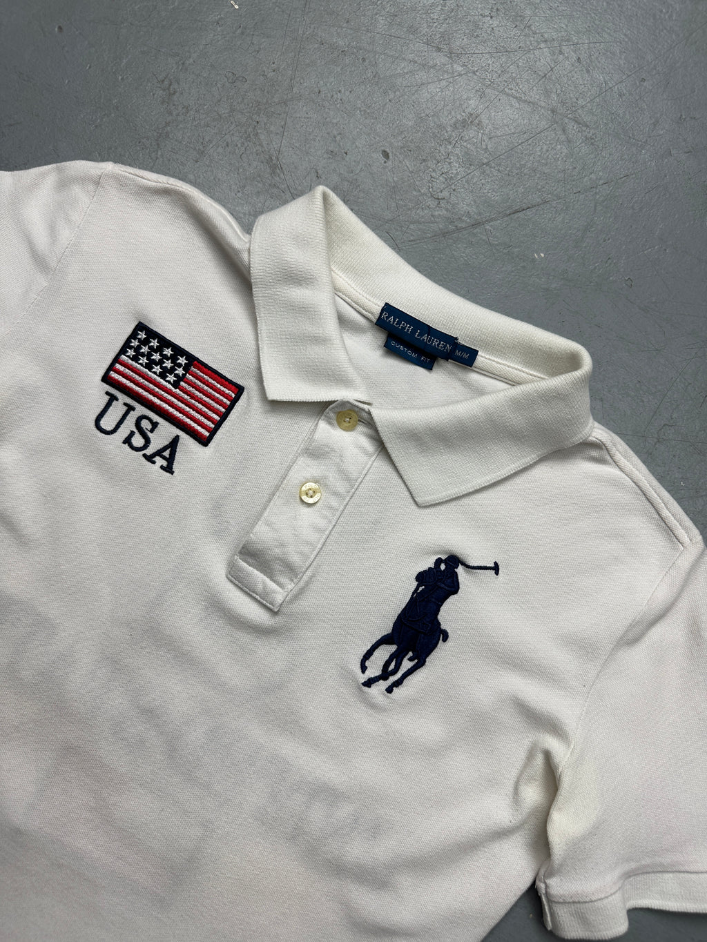 Vintage Polo Ralph Lauren White USA Polo Shirt mit Flagge für Frauen. Y2K Second Hand 2000s Fashion