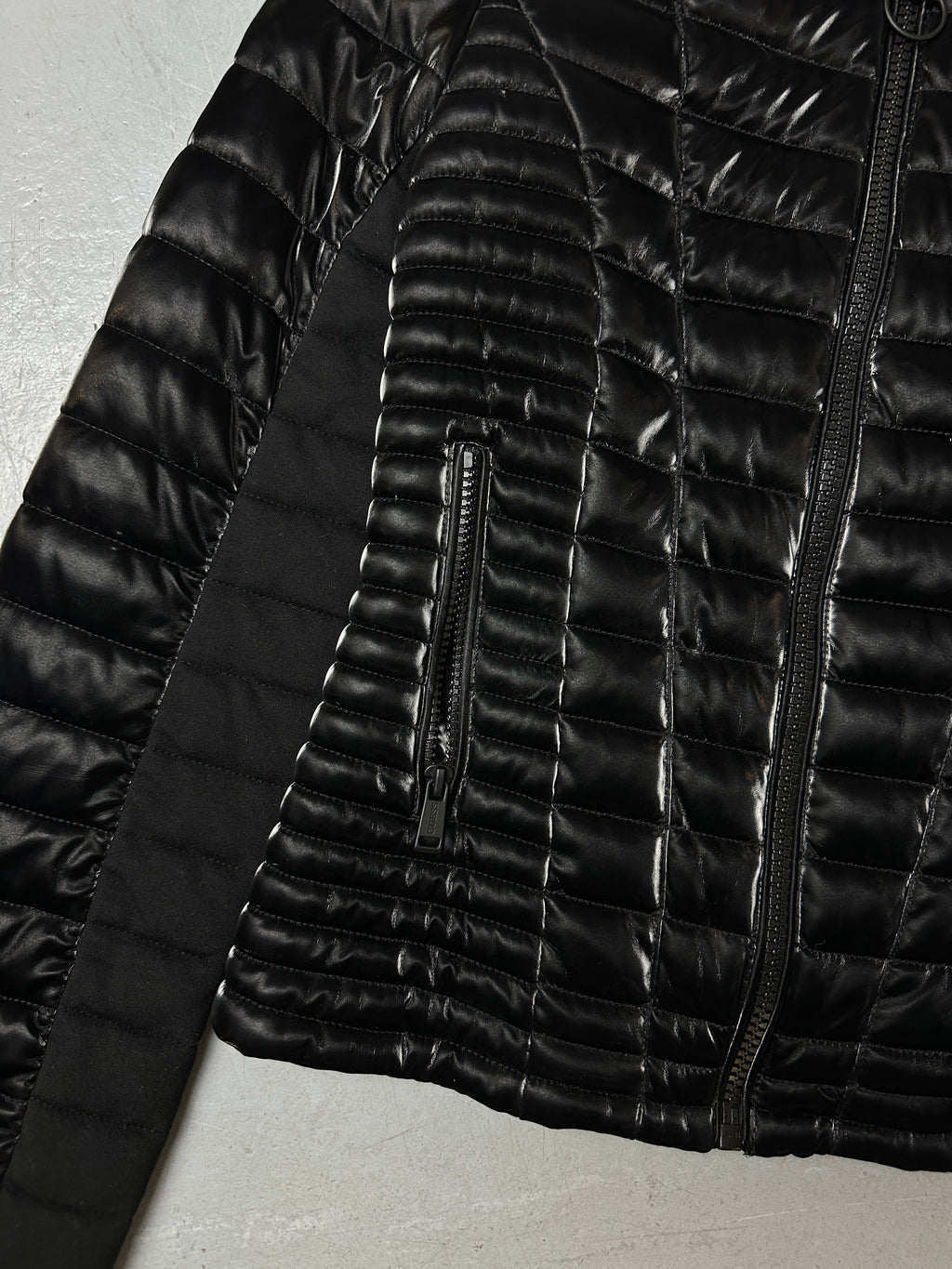 Detailliertes Produktbild von Vintage Shiny Black Guess Puffer Jacket S/M von vorne