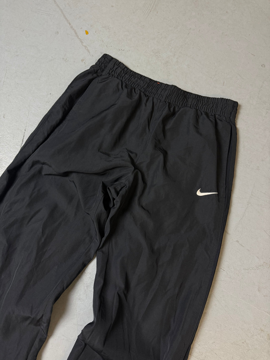 Eine schwarze Nike Trackpants Sporthose Jogginghose y2k 
