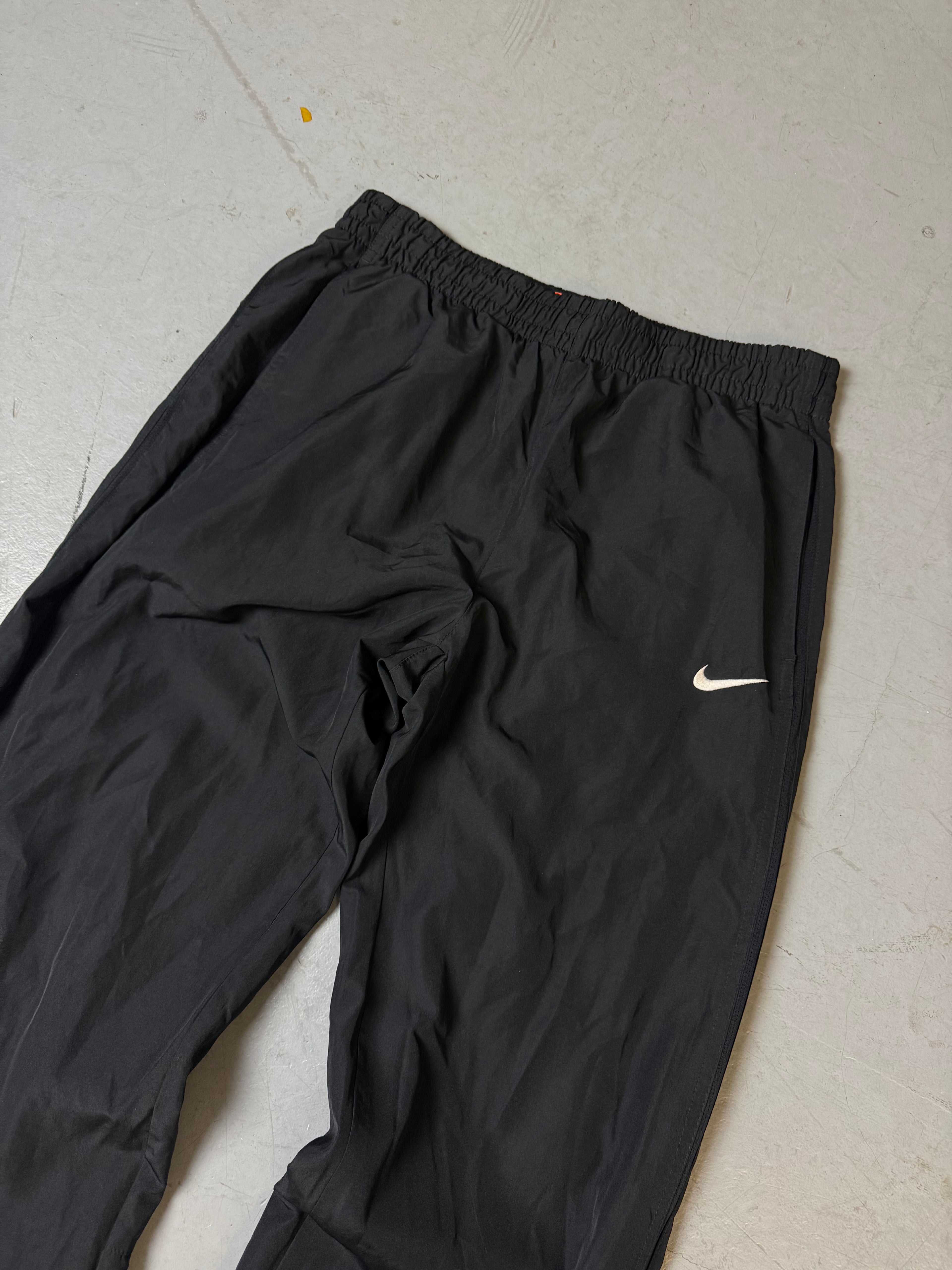 Eine schwarze Nike Trackpants Sporthose Jogginghose y2k 