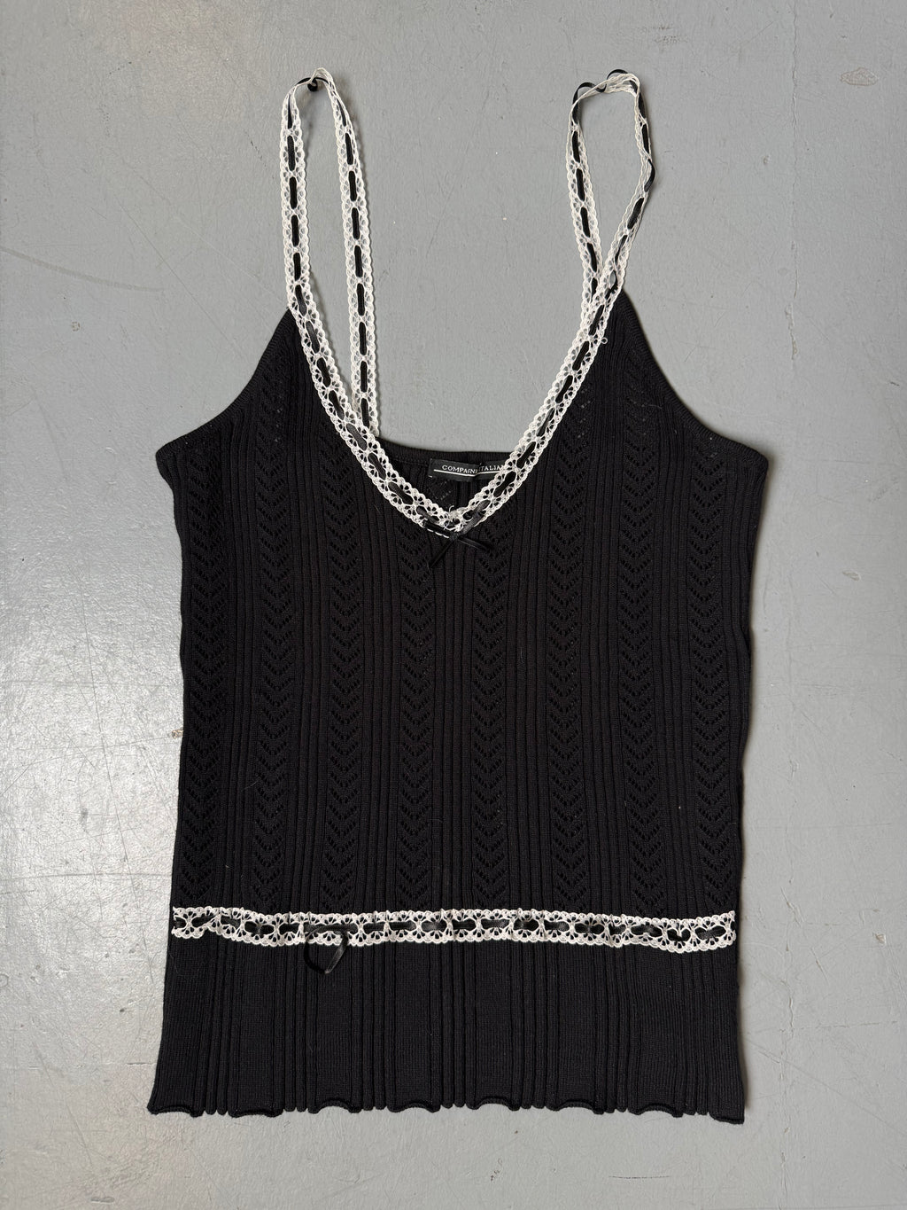 Vintage Black Knit Top with White Lace Details für Damen. Y2K Secondhand 2000s Fashion.