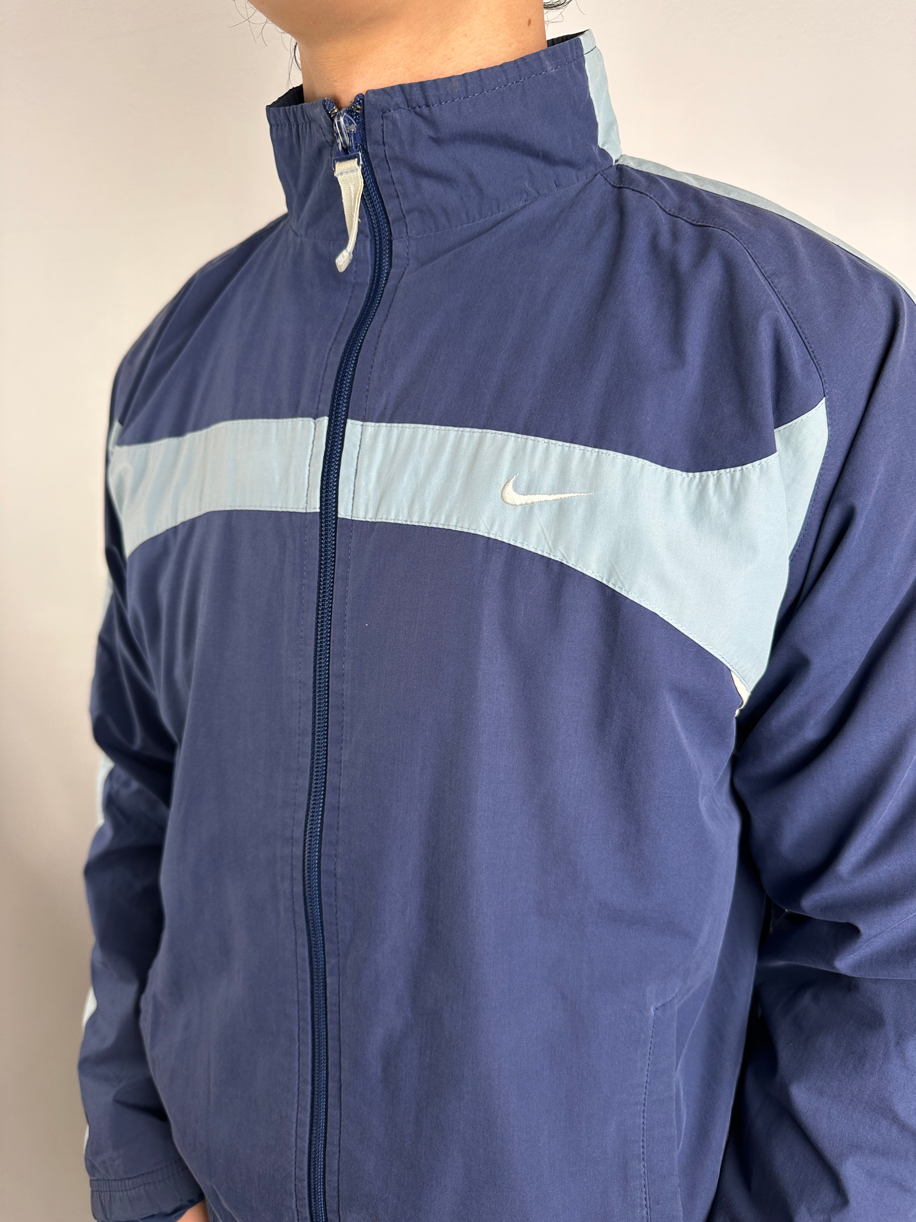 Detailliertes Tragebild von Vintage Dark/Baby Blue Nike Track Jacket M/L von der Seite