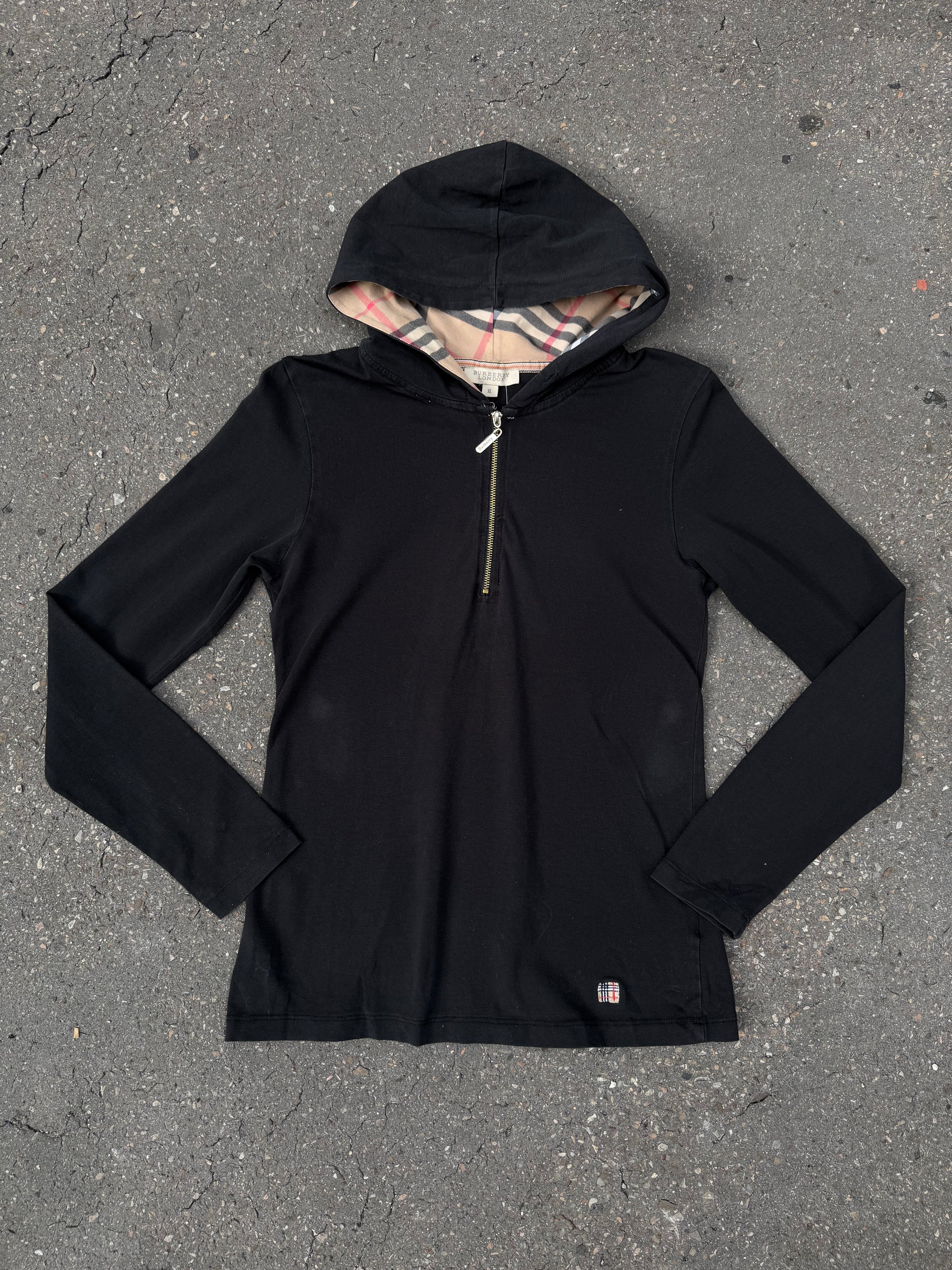 Ein schwarzes Burberry Half Zip Longsleeve mit Gold Reißverschluss und dem Burberry Muster in der Kaputze