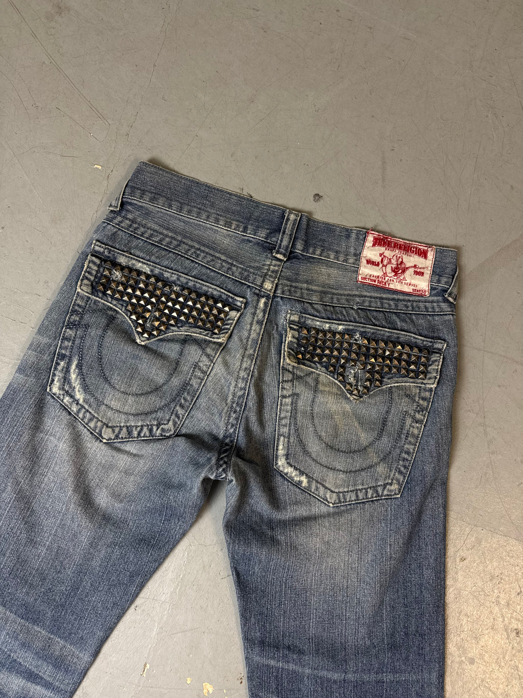 Detailliertes Produktbild von Vintage True Religion Baggy Denim with Studded Pockets M/L von hinten