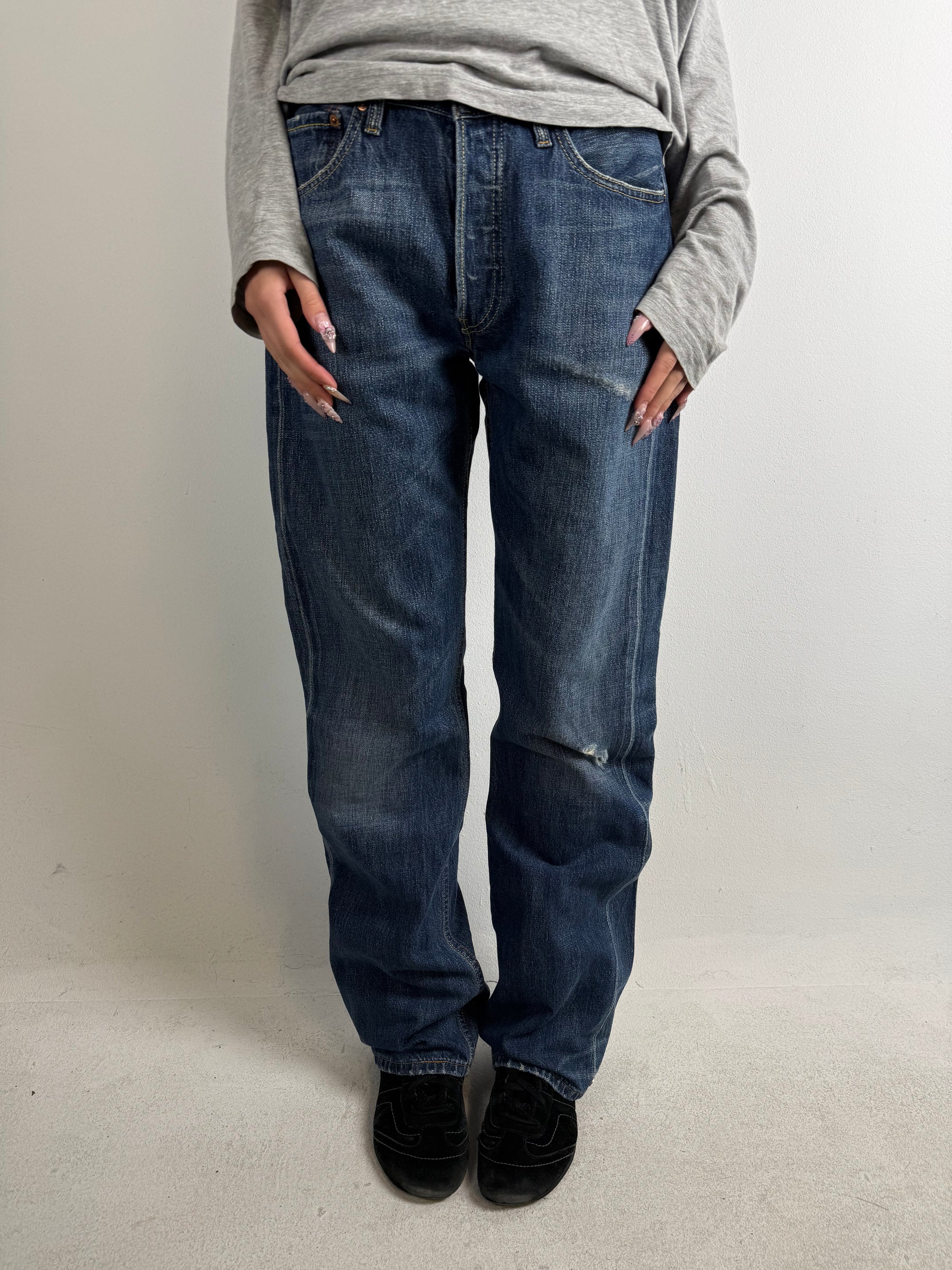 Tragebild von Vintage Levi’s Dark Blue Straight Fit Denim S/M von vorne