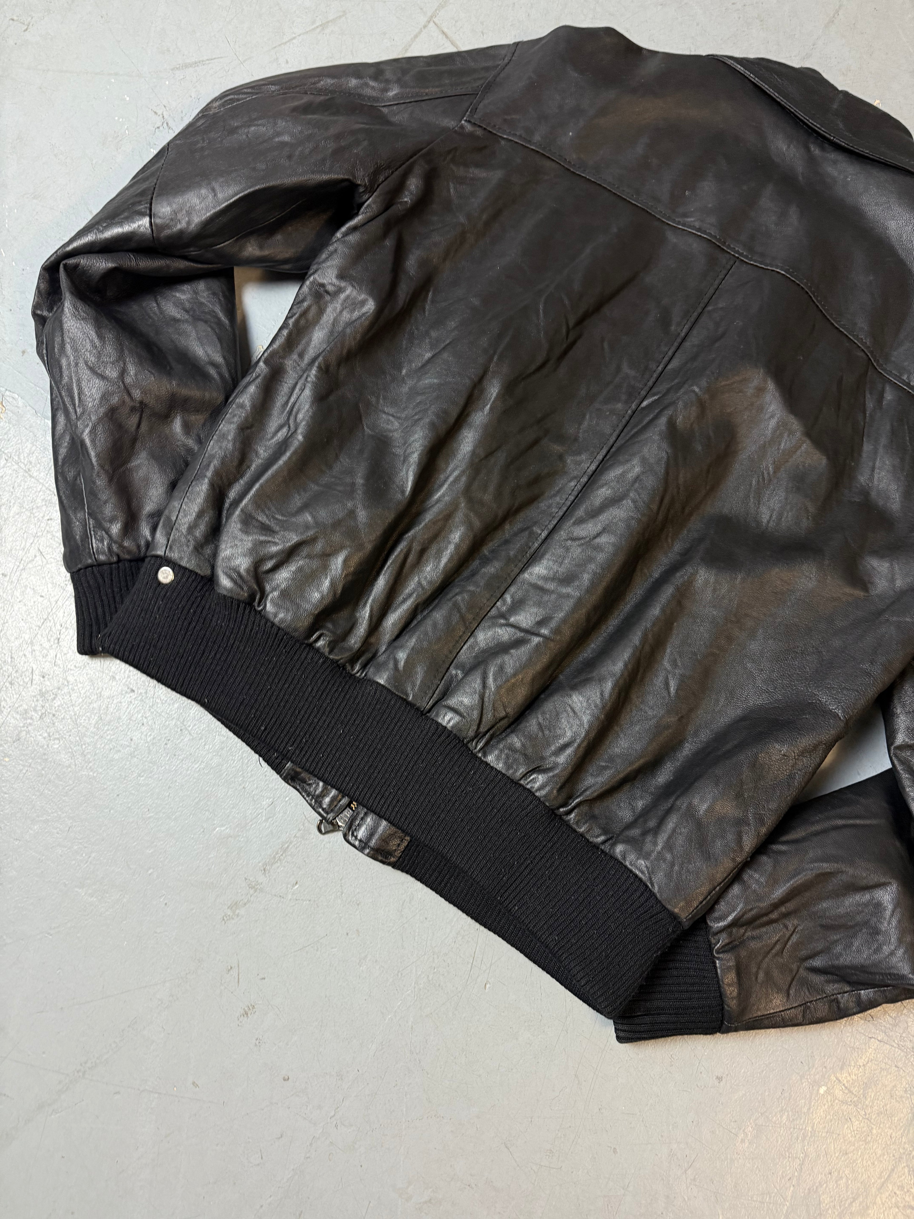 Detailbild von Vintage Into Italian Black Leather Jacket von Hinten