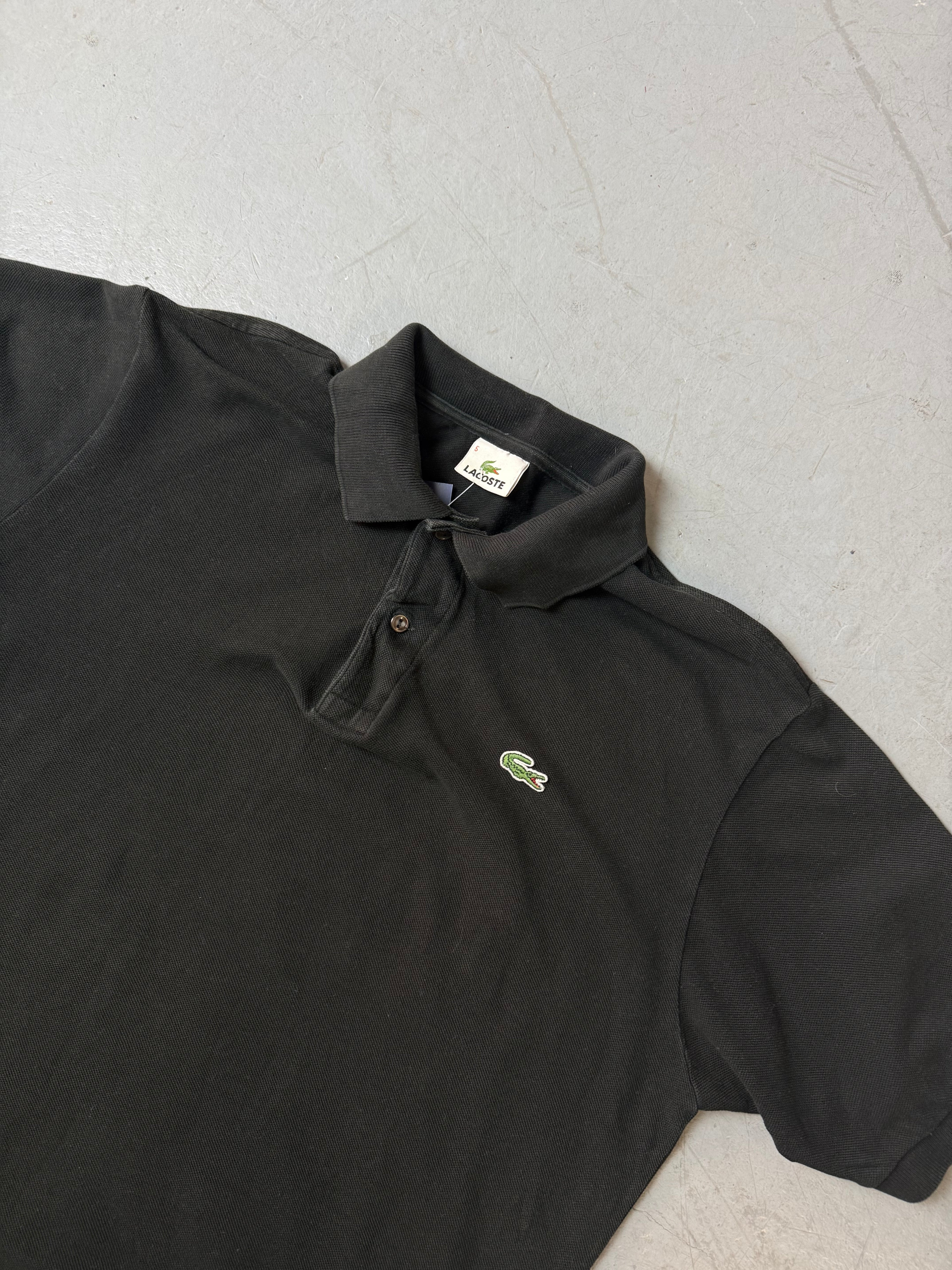Ein schwarzes Lacoste Polo mit Logo auf der Brust vintage Y2K 
