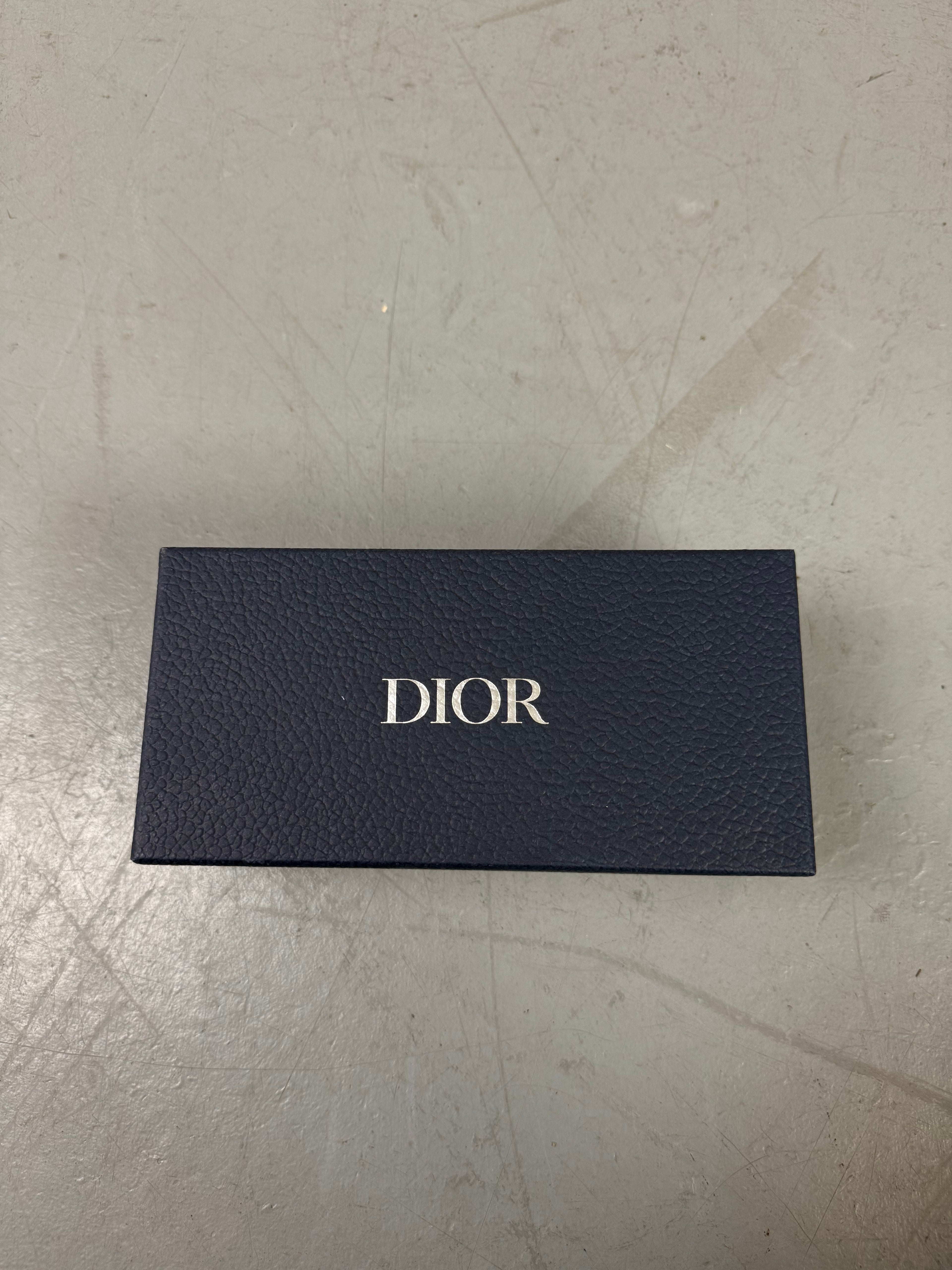 Eine neue Sonnenbrille von dir mit großen eckigen Gläsern mit dem Dior monogram drauf 