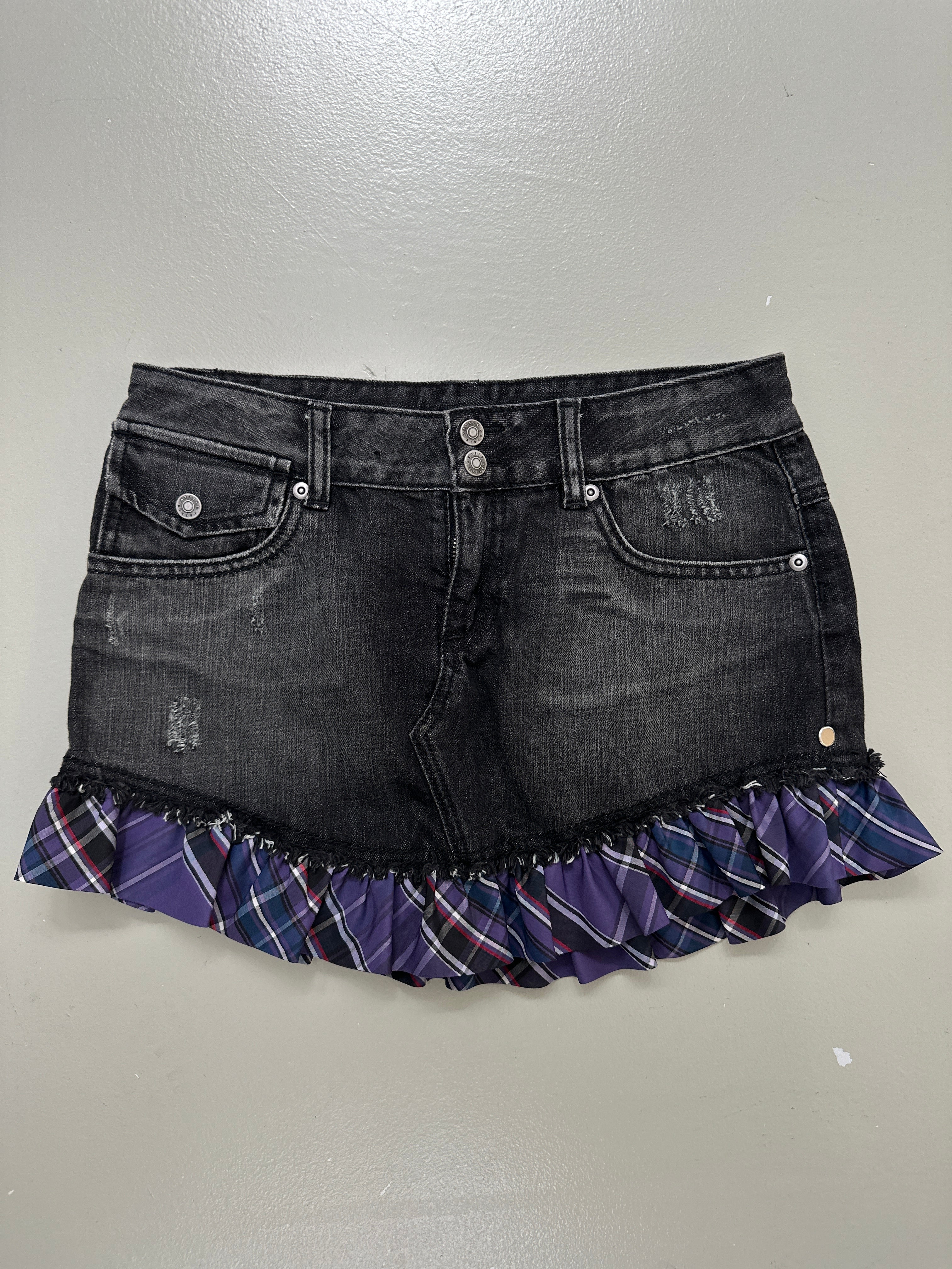 Vintage Sisley Black Mini Skirt with Purple Plaid Details für Frauen . Y2K Second Hand 2000s Fashion