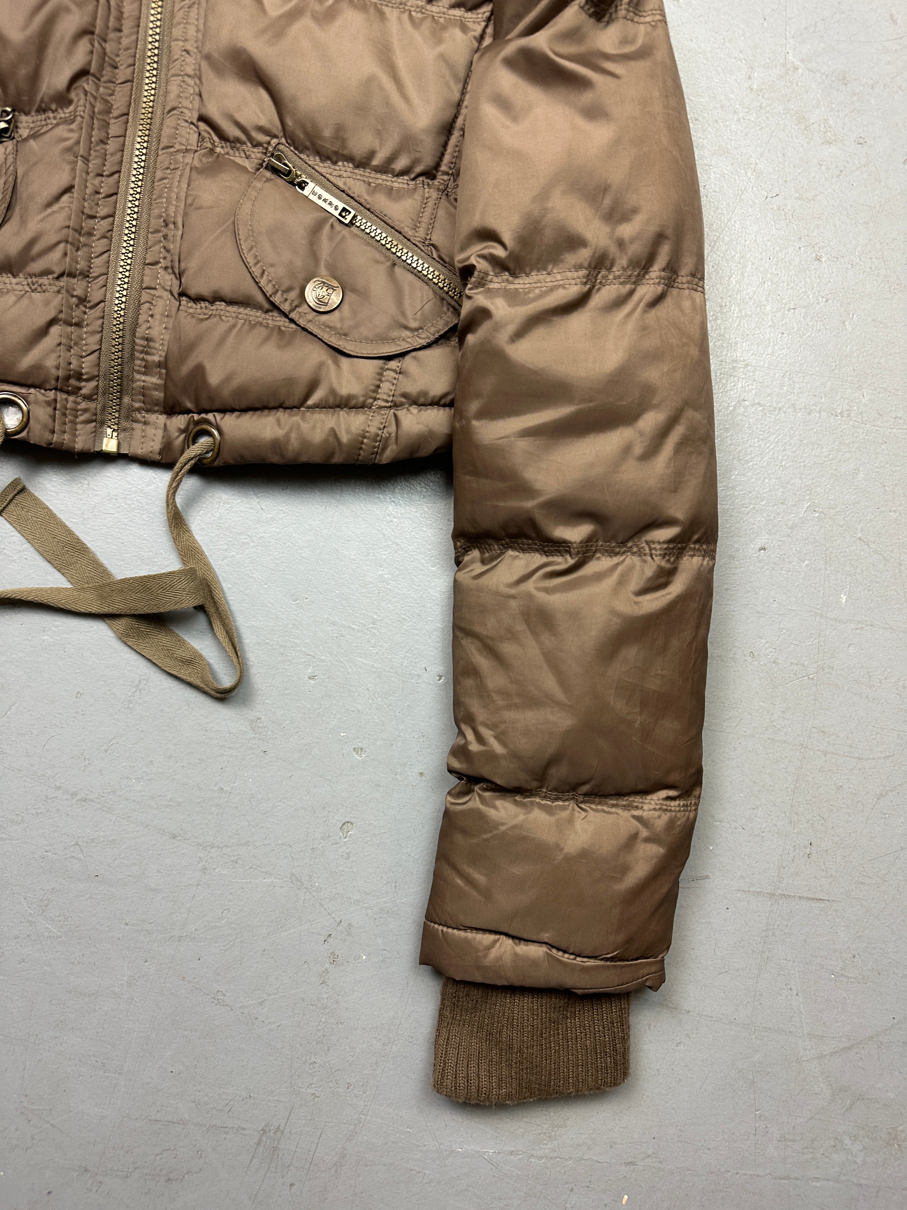 Vintage Brown Super Cropped Puffer Jacket für Damen. Y2K Second Hand 2000s Fashion